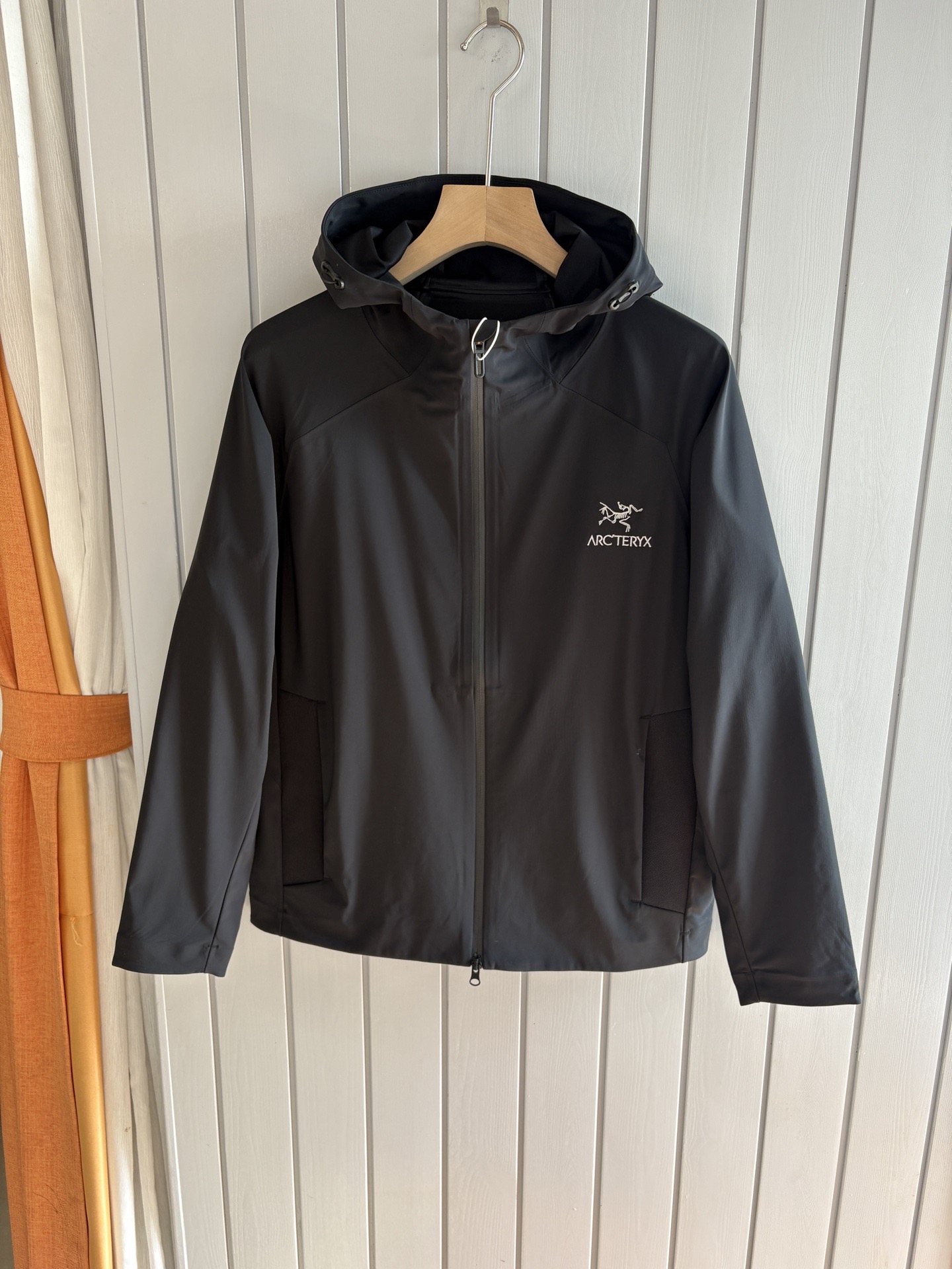 爆款 顶配 Beta SL冲锋衣是一款专为户外探险设计的高性能外套。采用GORE-TEX 面料。具备卓越