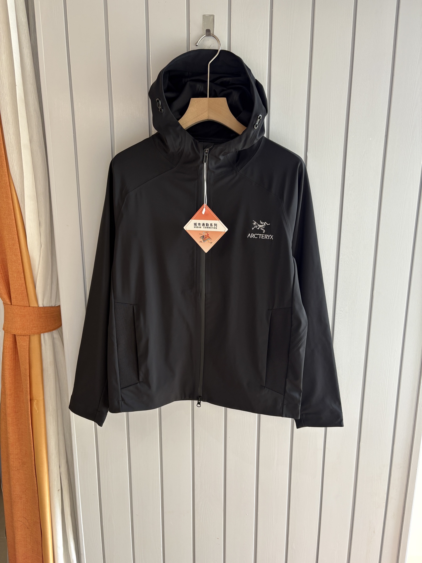 NO:522109,Top-up Beta SL jacket is a high-performance jacket designed for outdoor adventure. It is made of GORE-TEX fabric. It has excellent waterproof and breathable properties to ensure that it remains dry and comfortable in bad weather. Its high-quality design makes it easy to carry and is ideal for long-term hiking and traveling. The new Beta SL color is not only fashionable and eye-catching, but also increases visibility during outdoor activities and improves safety. The unique StormHood hood design provides comprehensive head protection without affecting the field of view. The underarm zipper design enhances breathability and prevents overheating. Whether it is mountaineering, hiking or daily commuting, the Archaeoptera Beta SL Sequoia jacket is an indispensable choice for you. Black color; beige size M-XXXL, arc'teryx, jackets &  coats, hats, alexander wang19860909爆款 顶配 Beta SL冲锋衣是一款专为户外探险设计的高性能外套. 采用GORE-TEX 面料. 具备卓越的防水透气性能,确保在恶劣天气下依然保持干爽舒适. 其高质量设计使其便于携带,非常适合长时间的徒步和旅行. Beta SL新色不仅时尚亮眼,还增加了户外活动中的可见性,提升安全性.独特的 StormHood帽兜设计,提供全面的头部保护,同时不影响视野. 腋下拉链设计增强了透气性,防止过热.无论是登山、徒步还是日常通勤,始祖鸟Beta SL红杉色冲锋衣都是您不可或缺的理想选择. 颜色黑色；米白 尺码M-XXXL,arc'teryx,jackets & coats,hats,alexander wang,Men's clothing