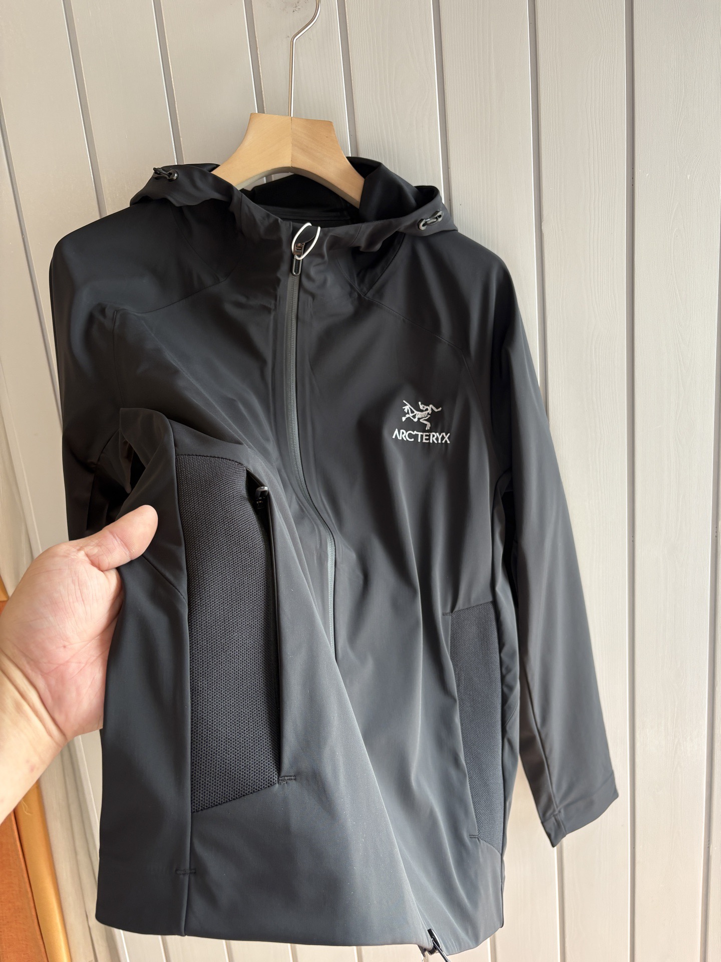 爆款 顶配 Beta SL冲锋衣是一款专为户外探险设计的高性能外套。采用GORE-TEX 面料。具备卓越