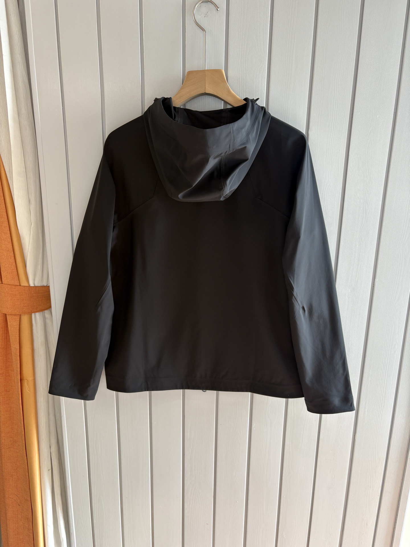 爆款 顶配 Beta SL冲锋衣是一款专为户外探险设计的高性能外套。采用GORE-TEX 面料。具备卓越