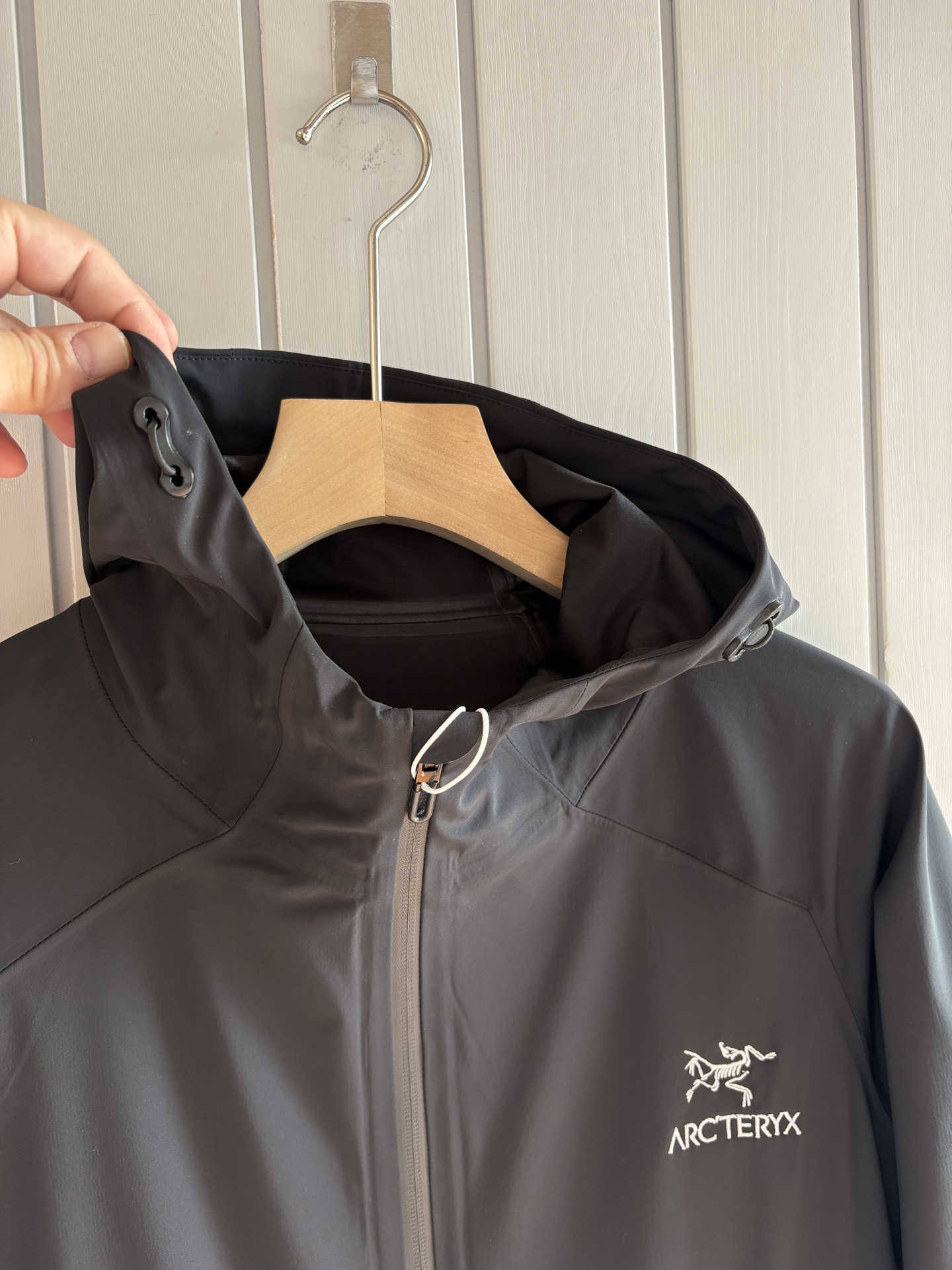 爆款 顶配 Beta SL冲锋衣是一款专为户外探险设计的高性能外套。采用GORE-TEX 面料。具备卓越