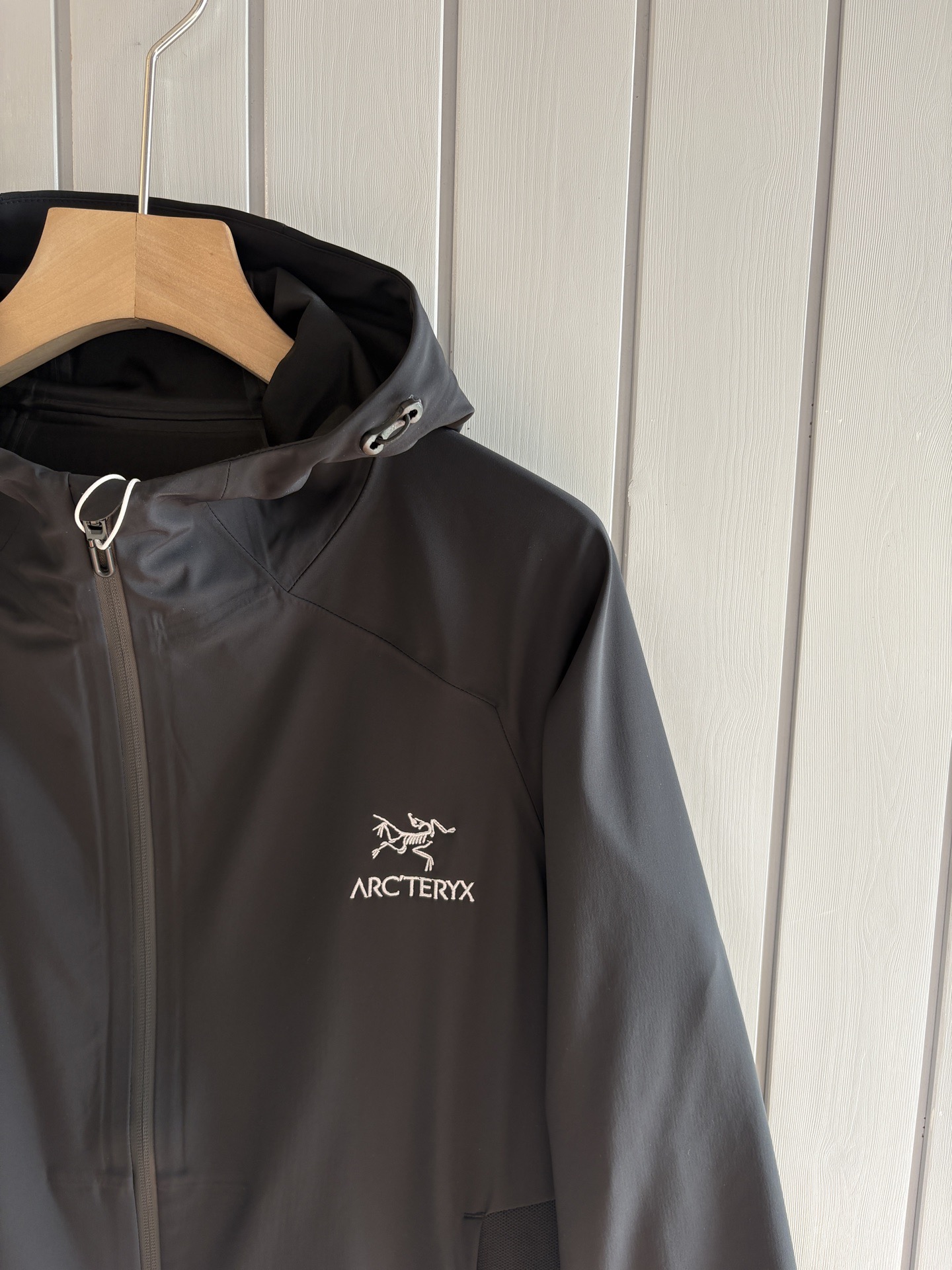 爆款 顶配 Beta SL冲锋衣是一款专为户外探险设计的高性能外套。采用GORE-TEX 面料。具备卓越