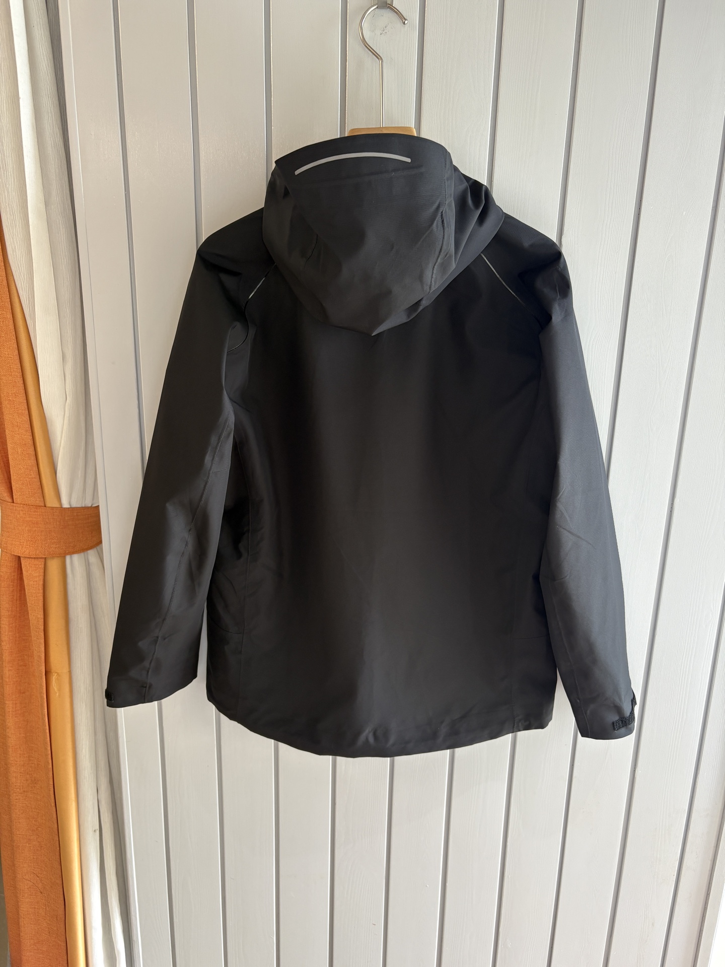 爆款 顶配 Beta SL冲锋衣是一款专为户外探险设计的高性能外套。采用GORE-TEX 面料。具备卓越