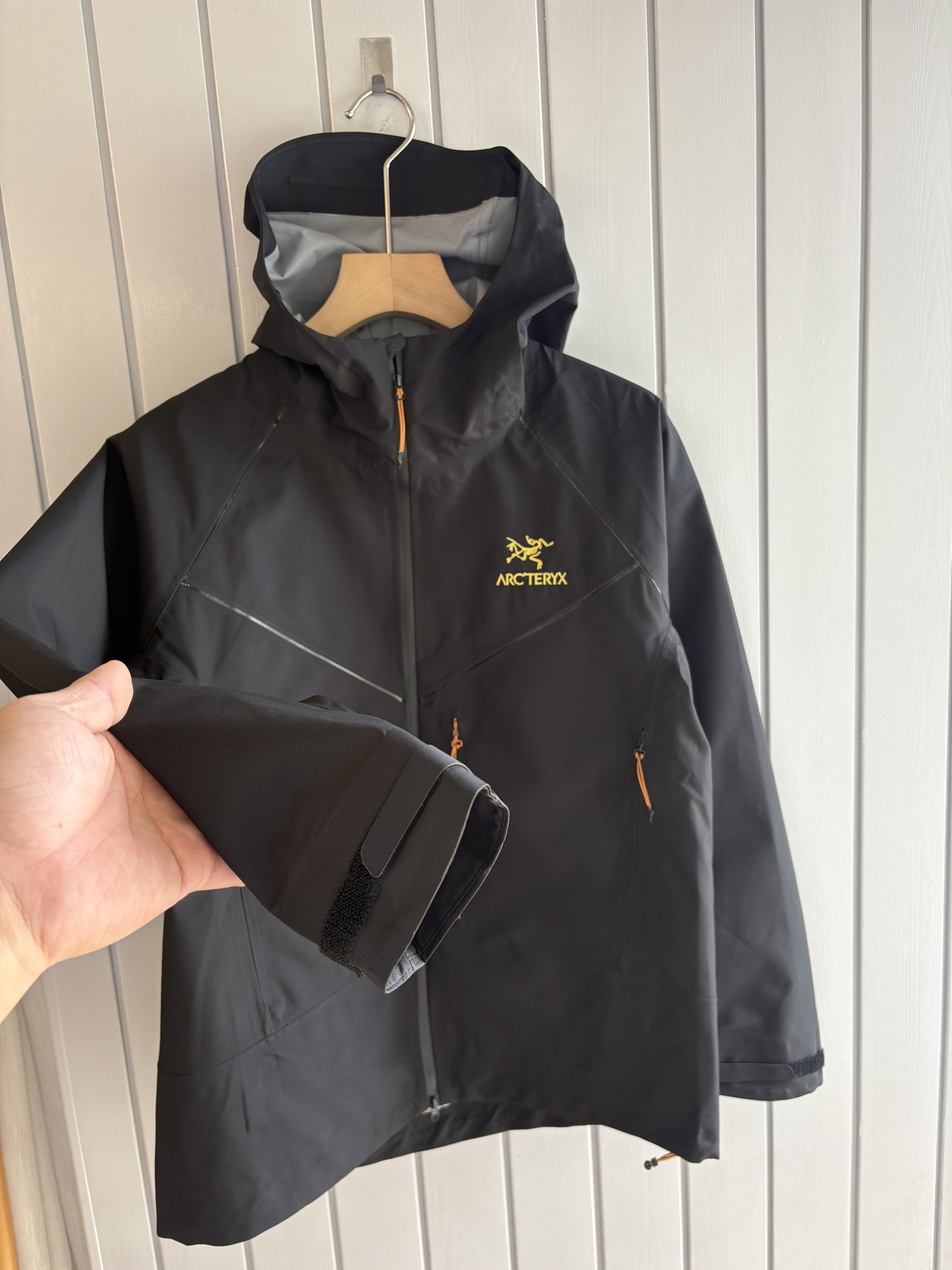 爆款 顶配 Beta SL冲锋衣是一款专为户外探险设计的高性能外套。采用GORE-TEX 面料。具备卓越