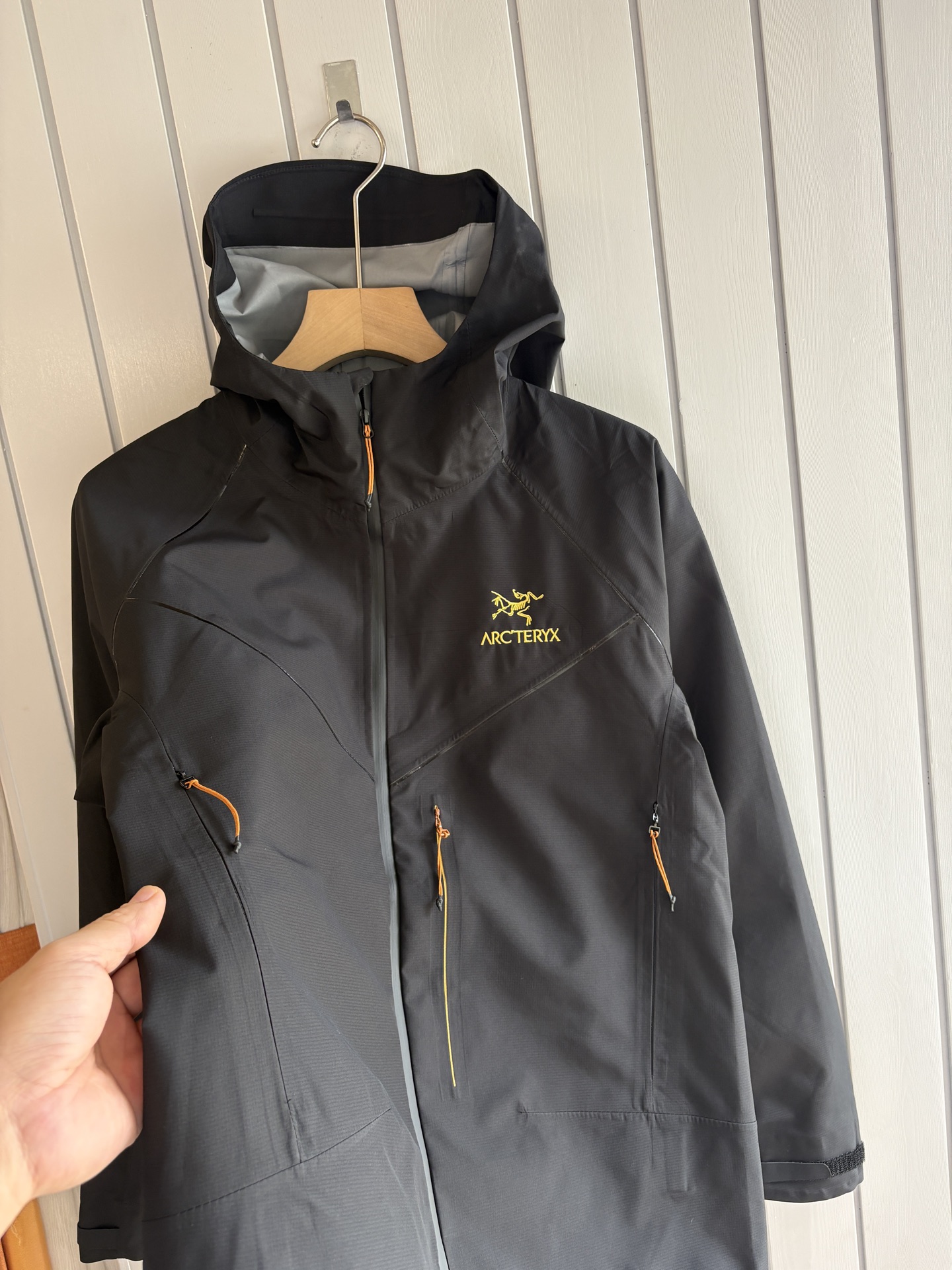 爆款 顶配 Beta SL冲锋衣是一款专为户外探险设计的高性能外套。采用GORE-TEX 面料。具备卓越