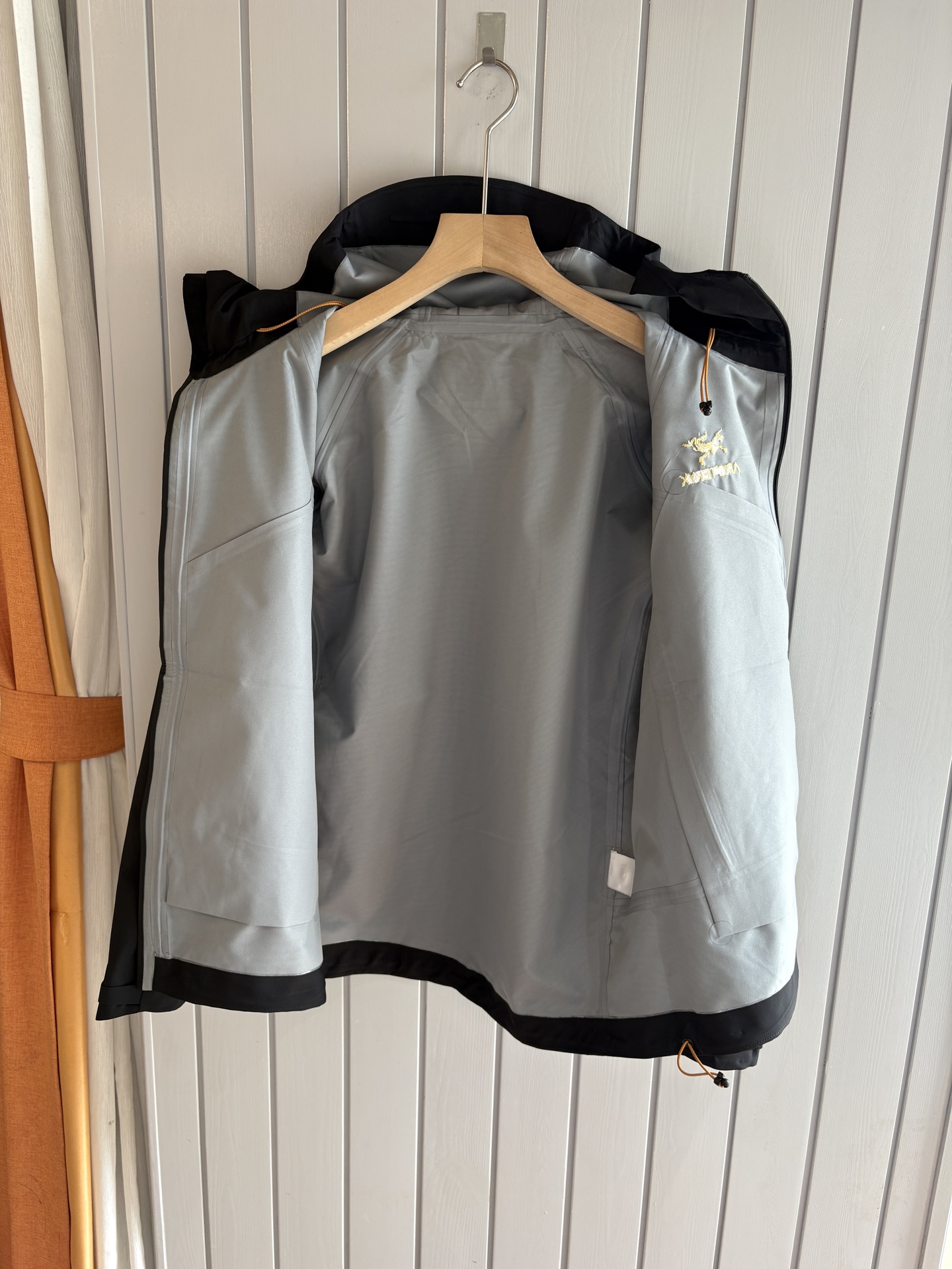 爆款 顶配 Beta SL冲锋衣是一款专为户外探险设计的高性能外套。采用GORE-TEX 面料。具备卓越