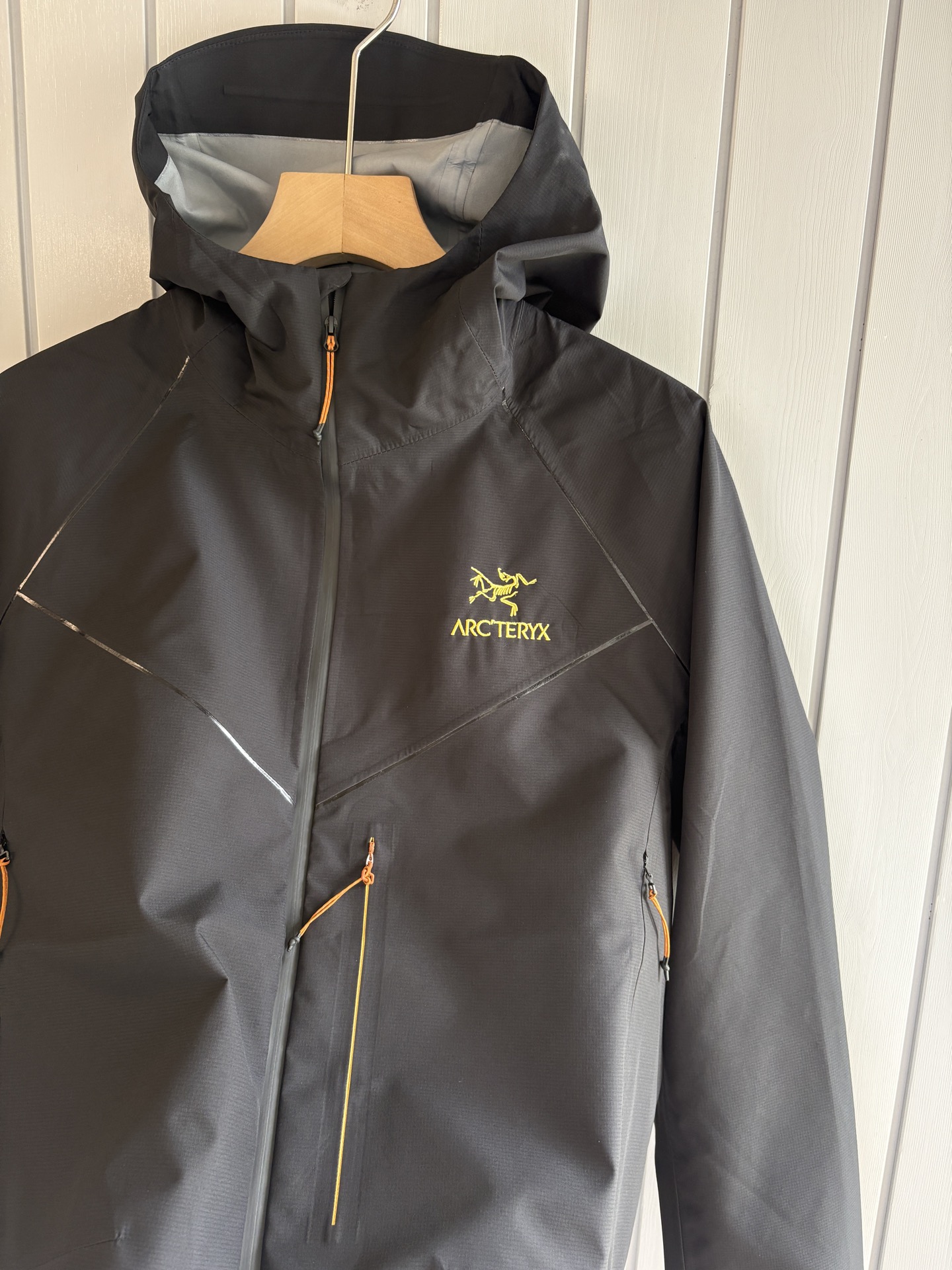 爆款 顶配 Beta SL冲锋衣是一款专为户外探险设计的高性能外套。采用GORE-TEX 面料。具备卓越