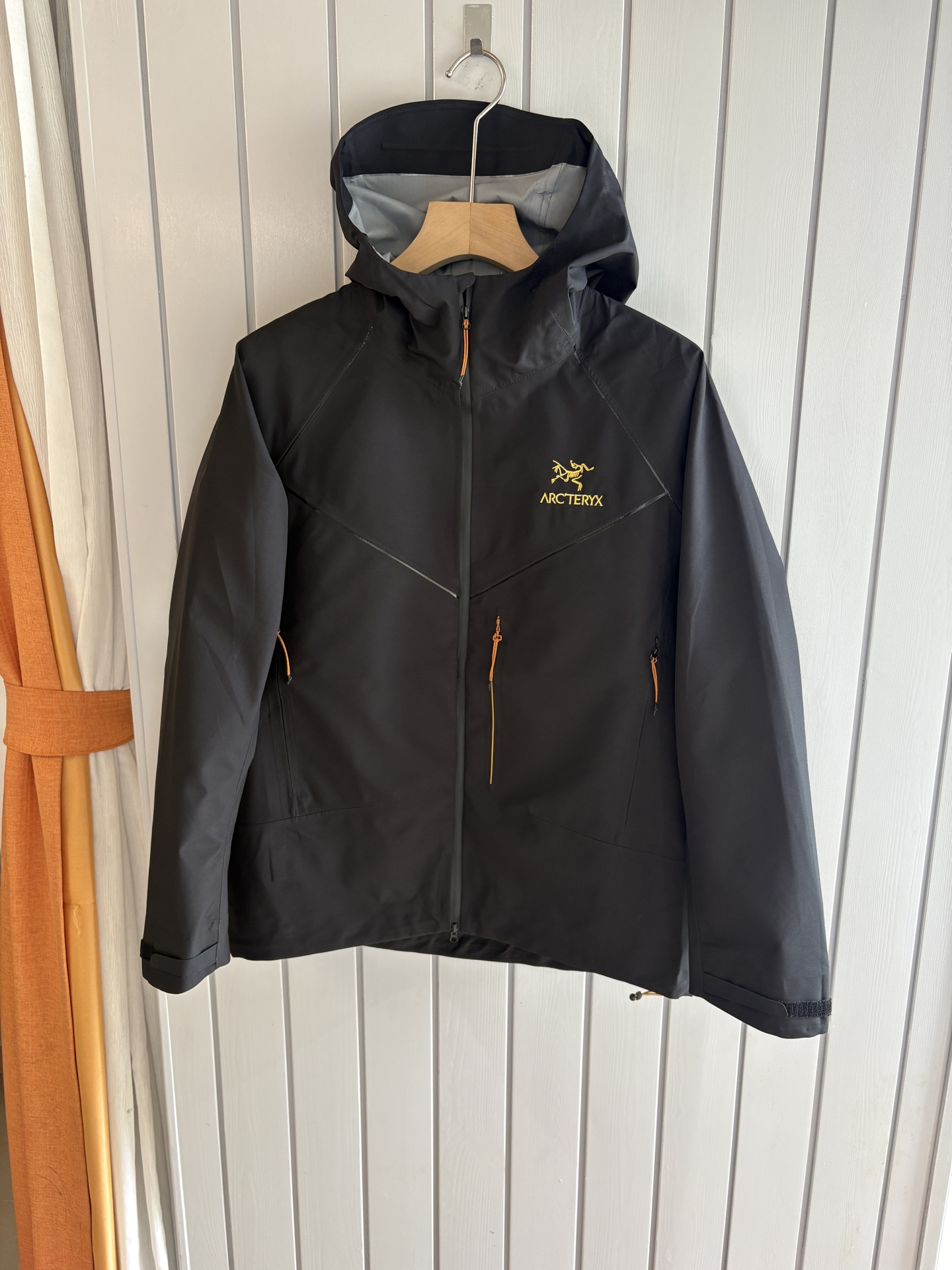 爆款 顶配 Beta SL冲锋衣是一款专为户外探险设计的高性能外套。采用GORE-TEX 面料。具备卓越