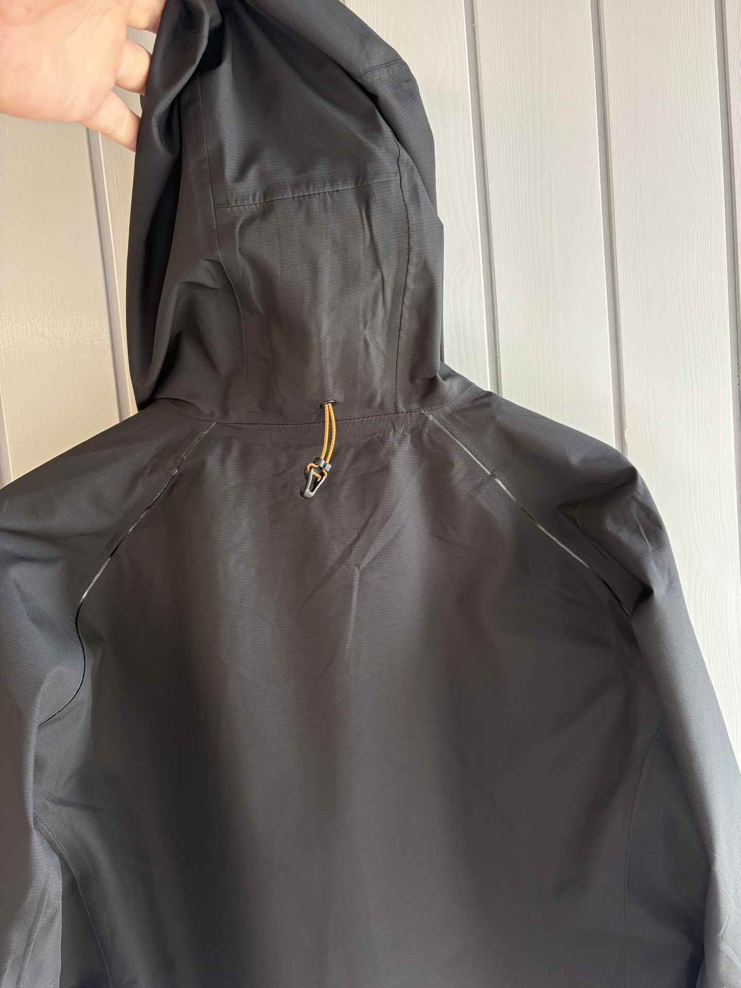 爆款 顶配 Beta SL冲锋衣是一款专为户外探险设计的高性能外套。采用GORE-TEX 面料。具备卓越