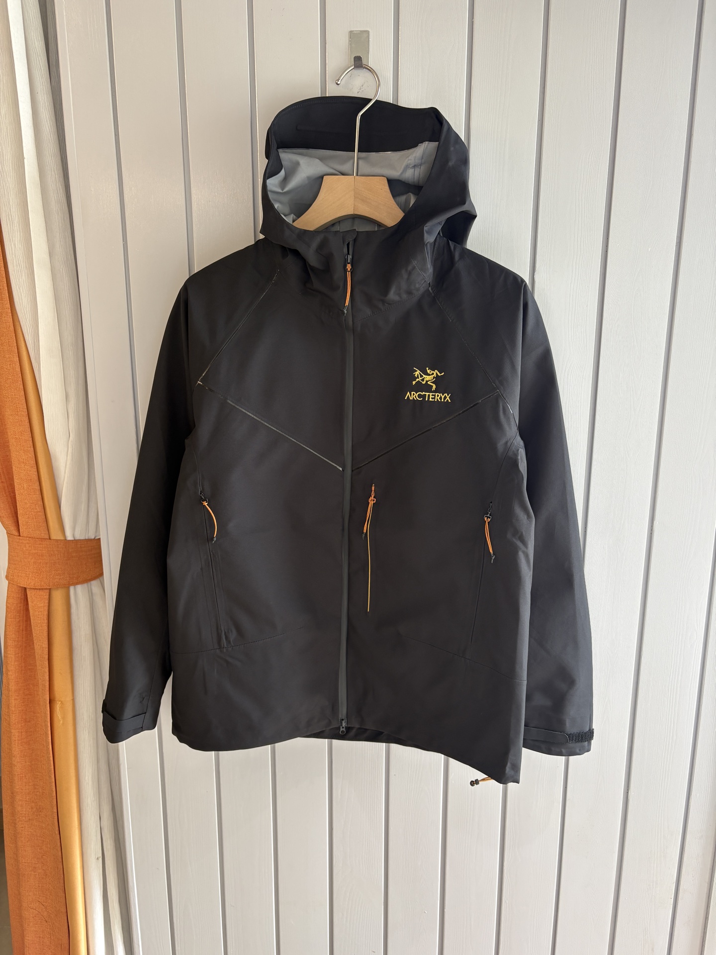 爆款 顶配 Beta SL冲锋衣是一款专为户外探险设计的高性能外套。采用GORE-TEX 面料。具备卓越