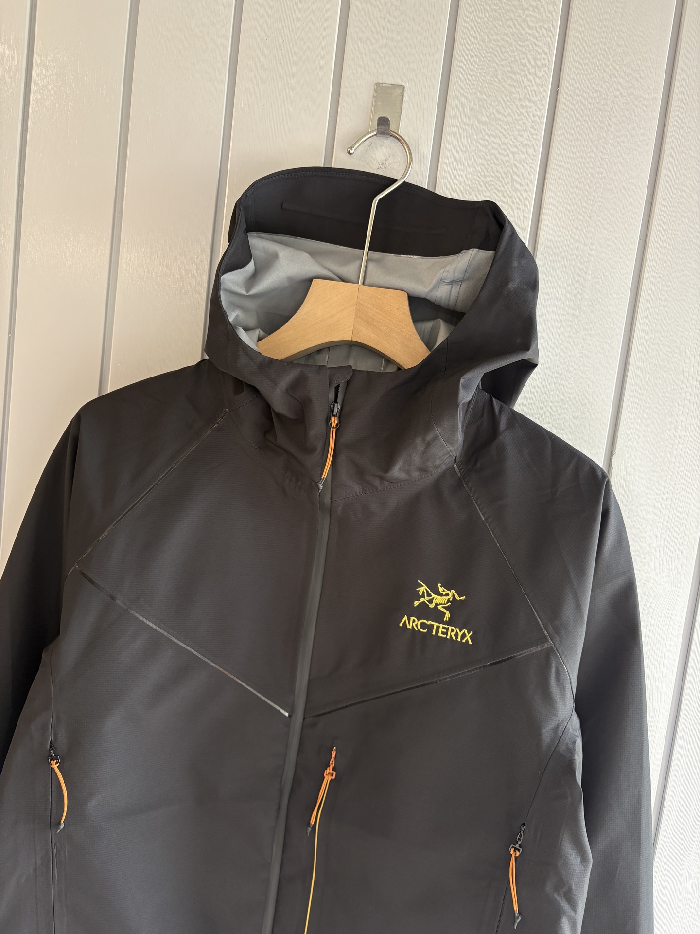 爆款 顶配 Beta SL冲锋衣是一款专为户外探险设计的高性能外套。采用GORE-TEX 面料。具备卓越