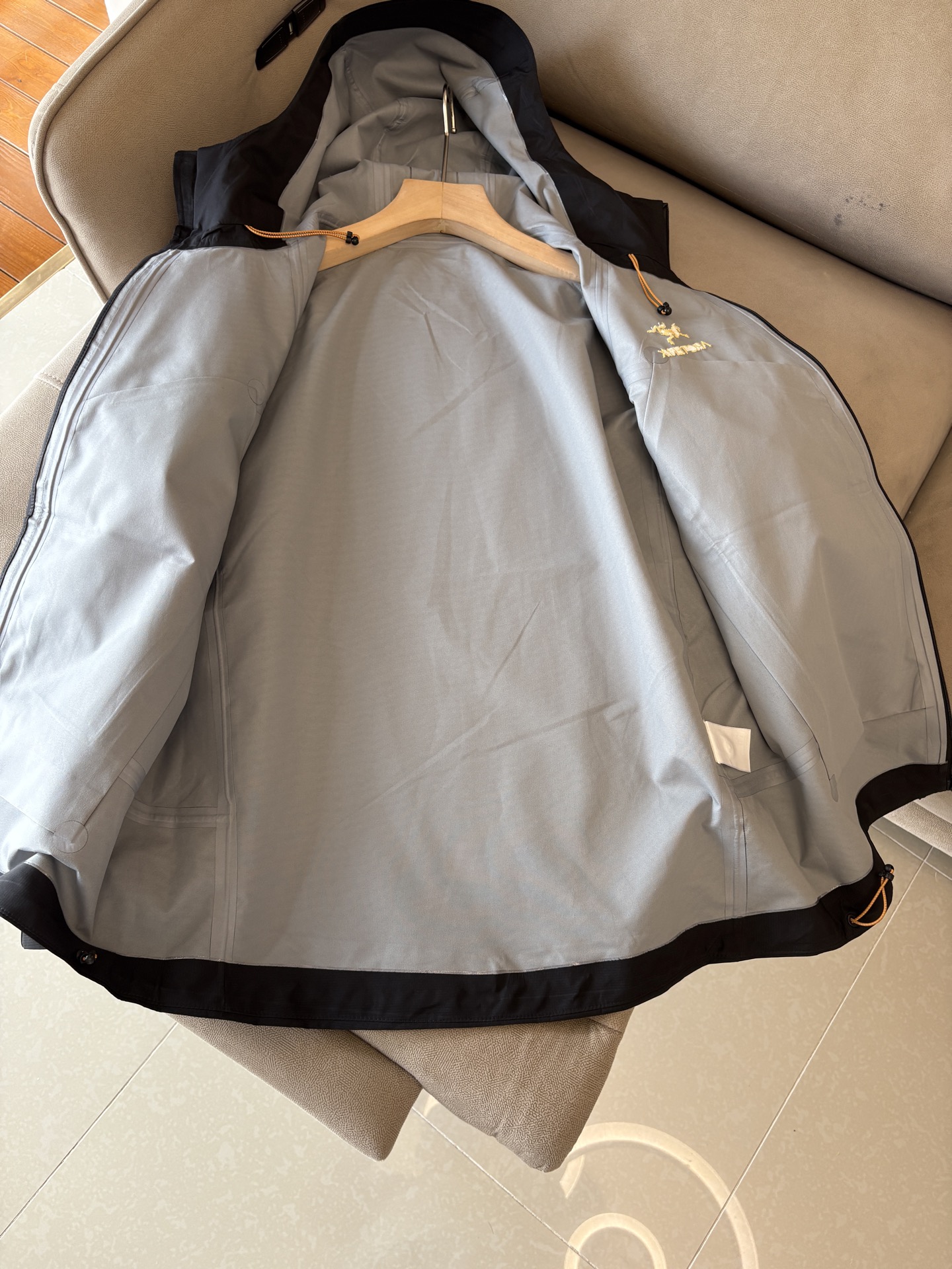 爆款 顶配 Beta SL冲锋衣是一款专为户外探险设计的高性能外套。采用GORE-TEX 面料。具备卓越