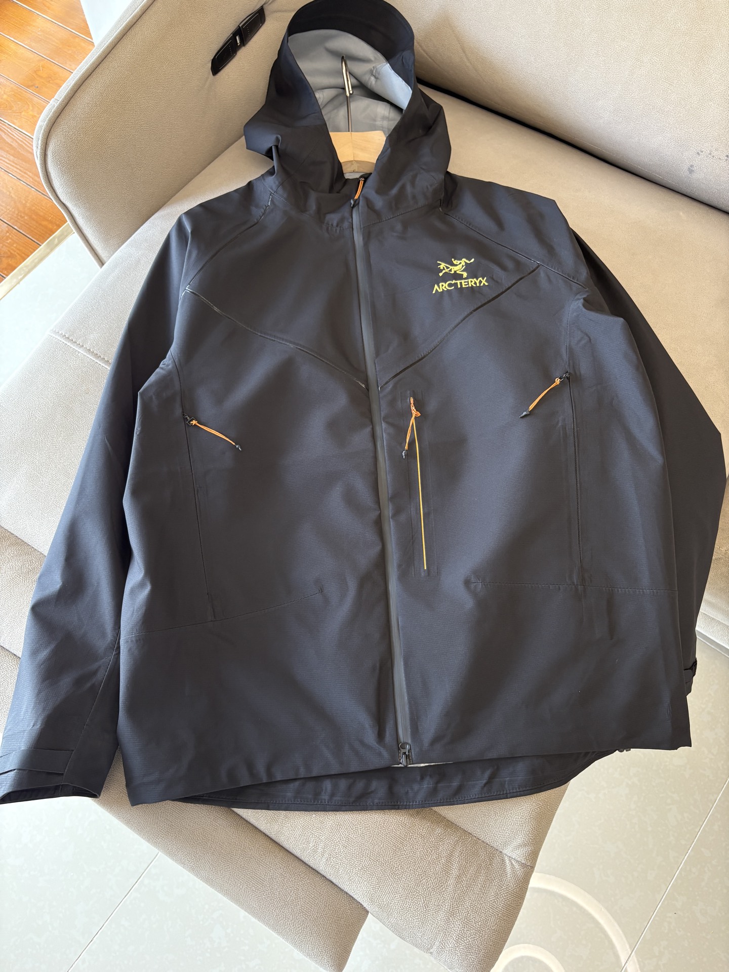 NO:541213,Top-up Beta SL jacket is a high-performance jacket designed for outdoor adventure. It is made of GORE-TEX fabric. It has excellent waterproof and breathable properties to ensure that it remains dry and comfortable in bad weather. Its high-quality design makes it easy to carry and is ideal for long-term hiking and traveling. The new Beta SL color is not only fashionable and eye-catching, but also increases visibility during outdoor activities and improves safety. The unique StormHood hood design provides comprehensive head protection without affecting the field of view. The underarm zipper design enhances breathability and prevents overheating. Whether it is mountaineering, hiking or daily commuting, the Archaeoptera Beta SL Sequoia jacket is an indispensable choice for you. Color black Size M-XXXL, arc'teryx, jackets & coats,hats,alexander  wang19860909爆款 顶配 Beta SL冲锋衣是一款专为户外探险设计的高性能外套. 采用GORE-TEX 面料. 具备卓越的防水透气性能,确保在恶劣天气下依然保持干爽舒适. 其高质量设计使其便于携带,非常适合长时间的徒步和旅行. Beta SL新色不仅时尚亮眼,还增加了户外活动中的可见性,提升安全性.独特的 StormHood帽兜设计,提供全面的头部保护,同时不影响视野. 腋下拉链设计增强了透气性,防止过热.无论是登山、徒步还是日常通勤,始祖鸟Beta SL红杉色冲锋衣都是您不可或缺的理想选择. 颜色黑色 尺码M-XXXL,arc'teryx,jackets & coats,hats,alexander wang,Men's clothing