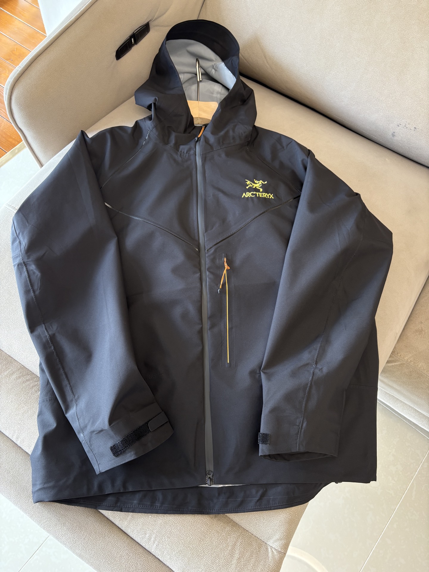 爆款 顶配 Beta SL冲锋衣是一款专为户外探险设计的高性能外套。采用GORE-TEX 面料。具备卓越