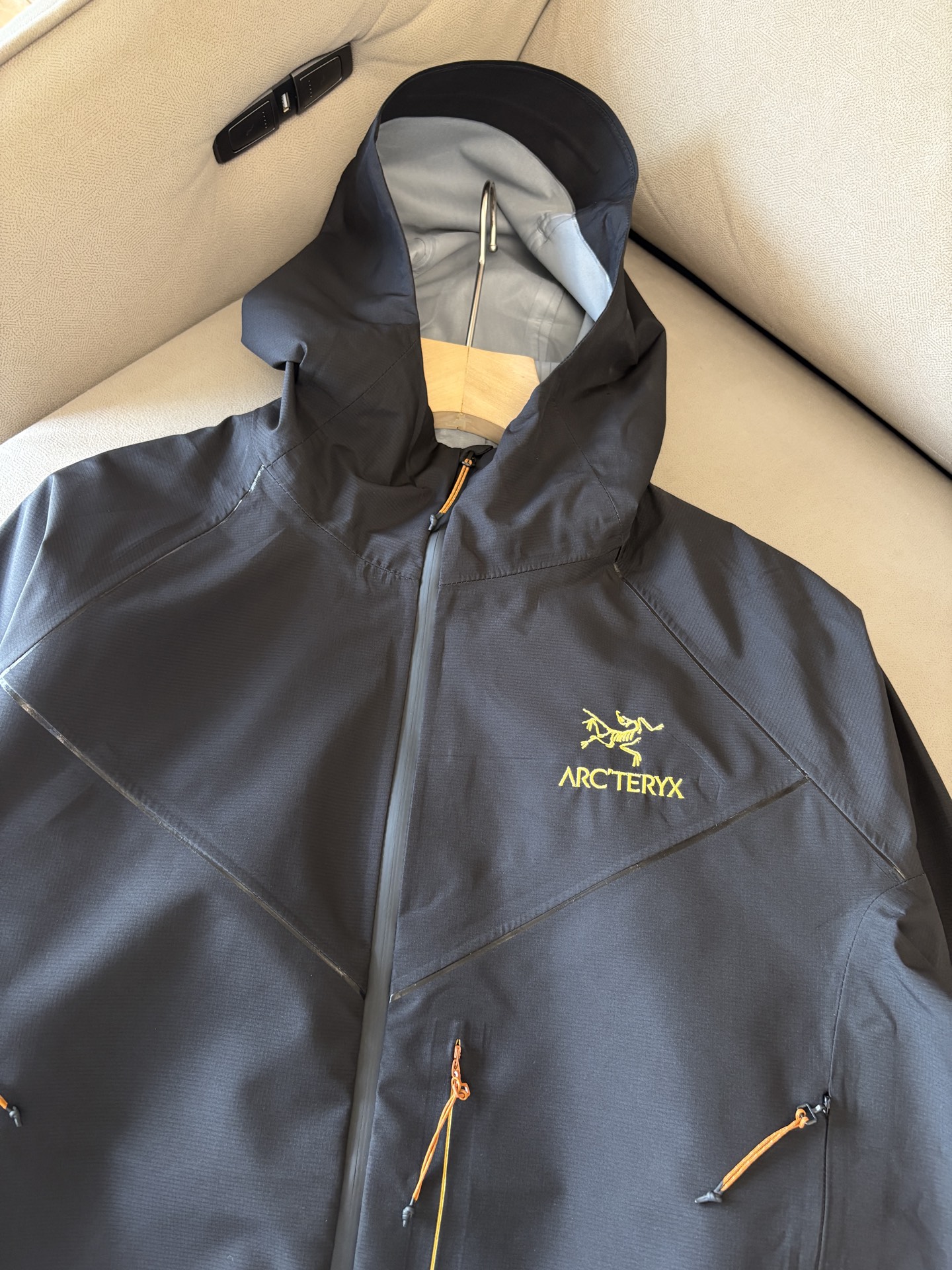 爆款 顶配 Beta SL冲锋衣是一款专为户外探险设计的高性能外套。采用GORE-TEX 面料。具备卓越