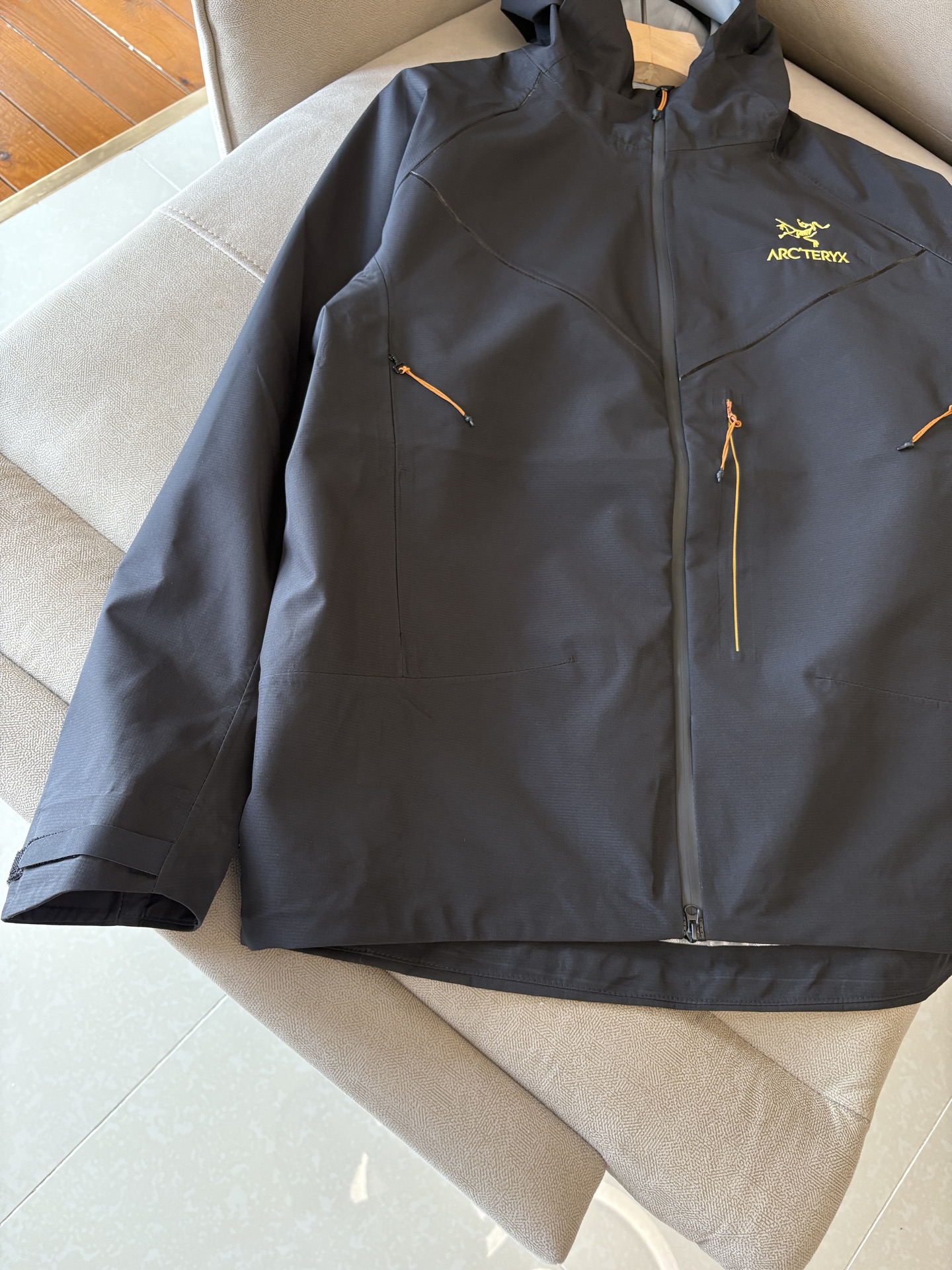 爆款 顶配 Beta SL冲锋衣是一款专为户外探险设计的高性能外套。采用GORE-TEX 面料。具备卓越