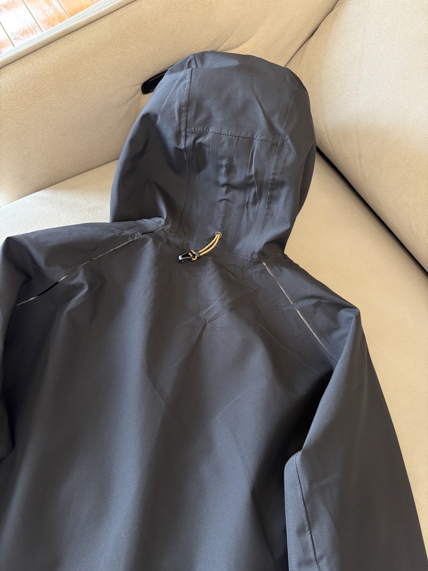 爆款 顶配 Beta SL冲锋衣是一款专为户外探险设计的高性能外套。采用GORE-TEX 面料。具备卓越