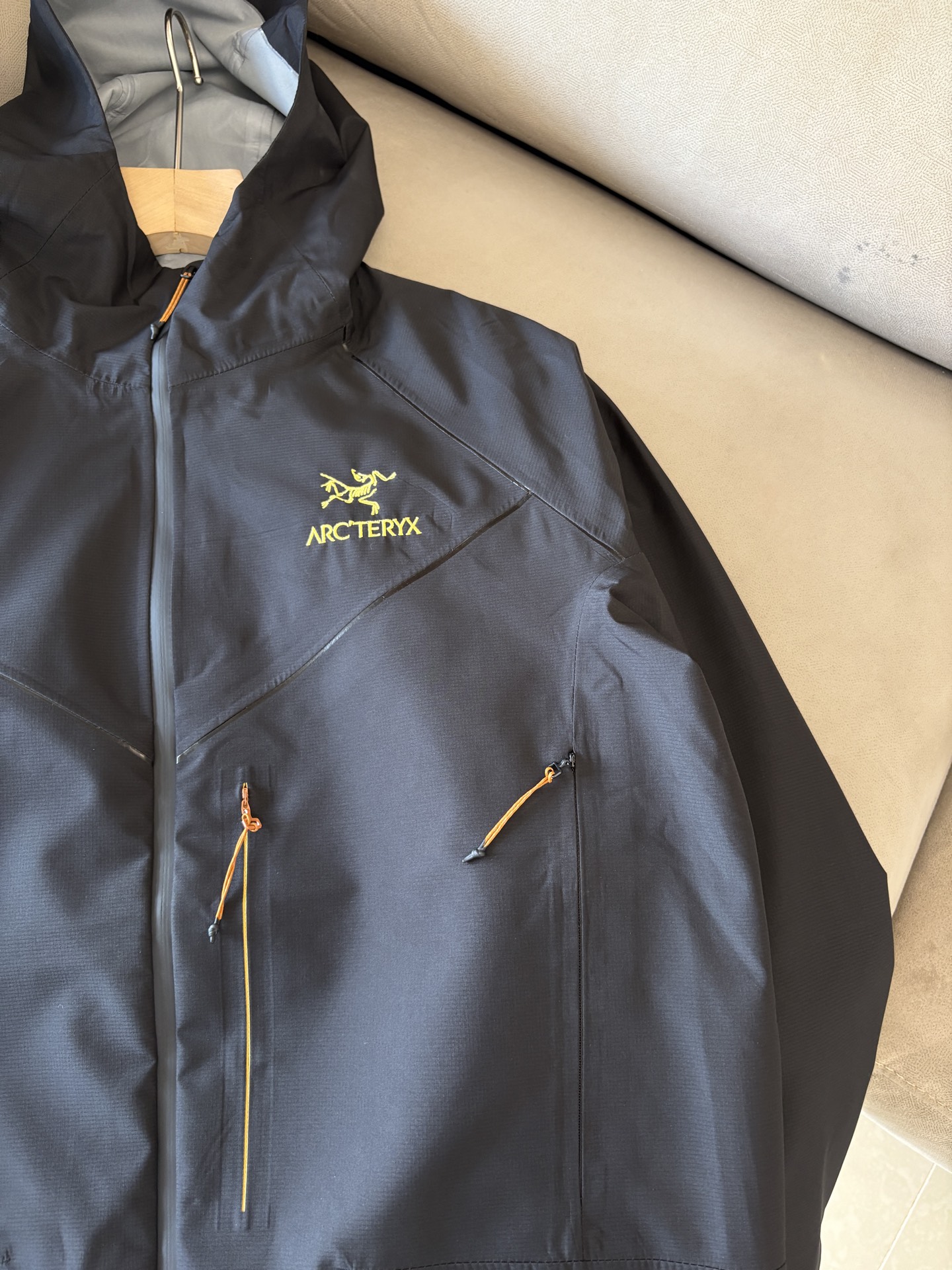 爆款 顶配 Beta SL冲锋衣是一款专为户外探险设计的高性能外套。采用GORE-TEX 面料。具备卓越