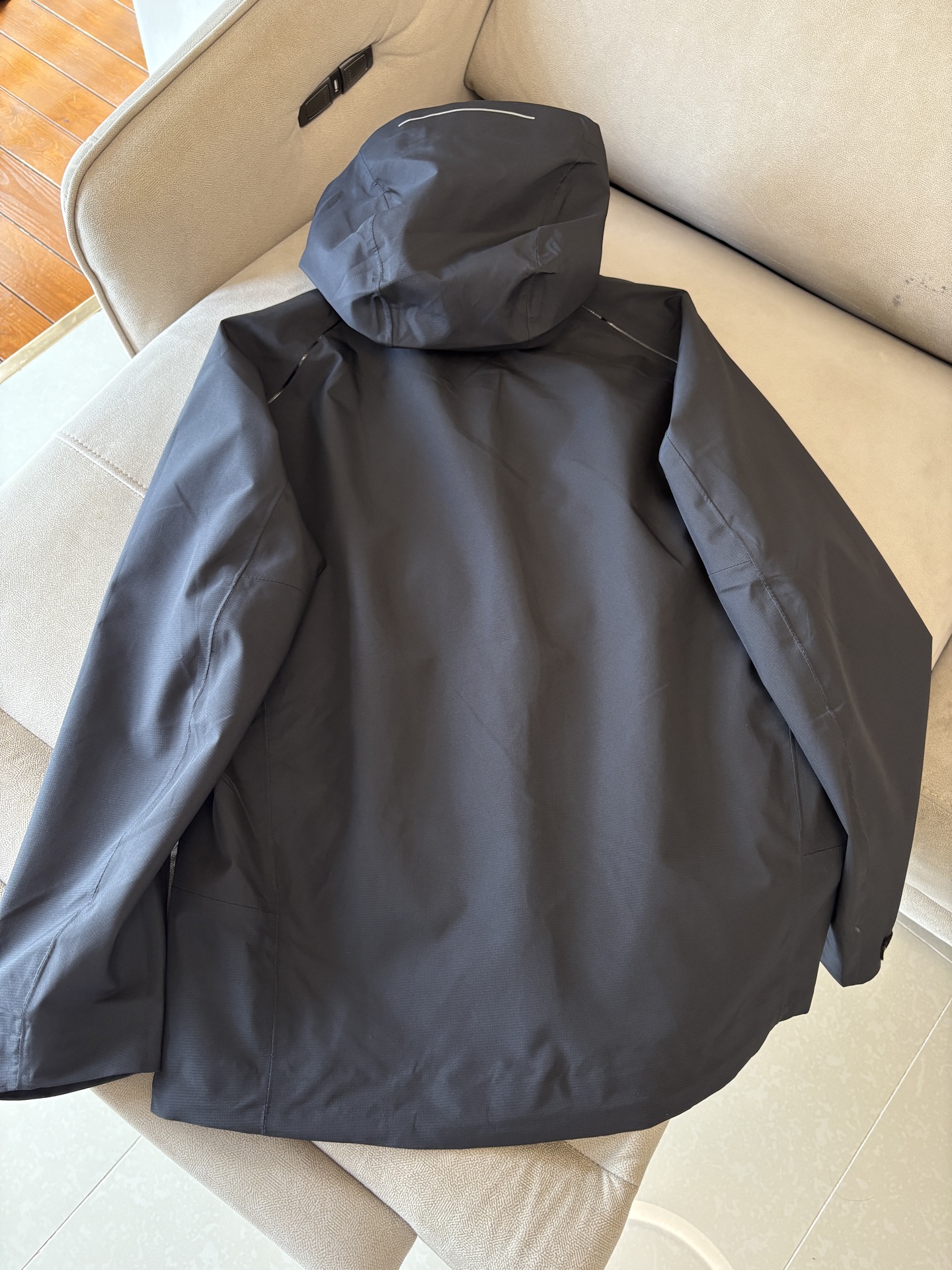 爆款 顶配 Beta SL冲锋衣是一款专为户外探险设计的高性能外套。采用GORE-TEX 面料。具备卓越