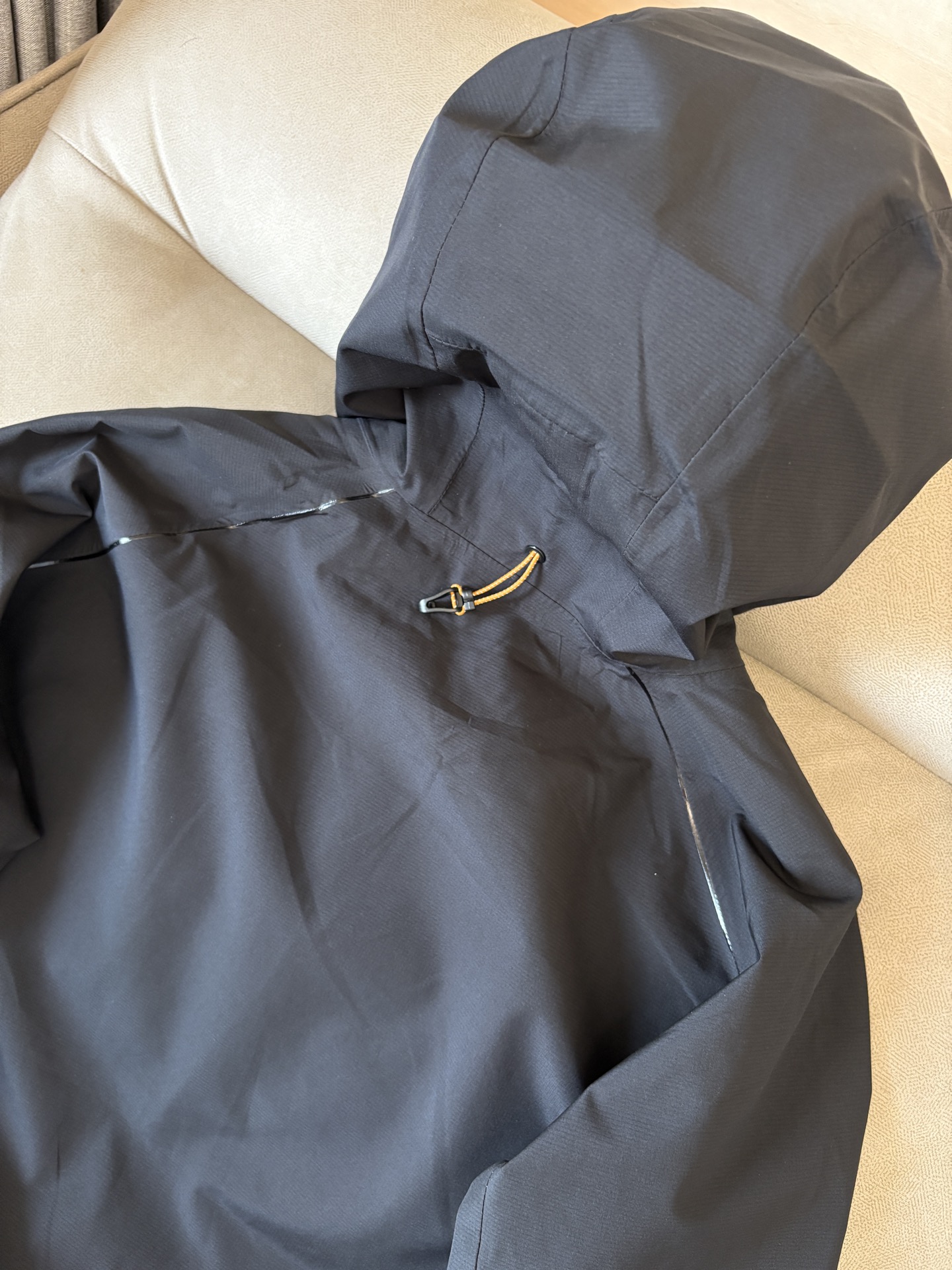 爆款 顶配 Beta SL冲锋衣是一款专为户外探险设计的高性能外套。采用GORE-TEX 面料。具备卓越