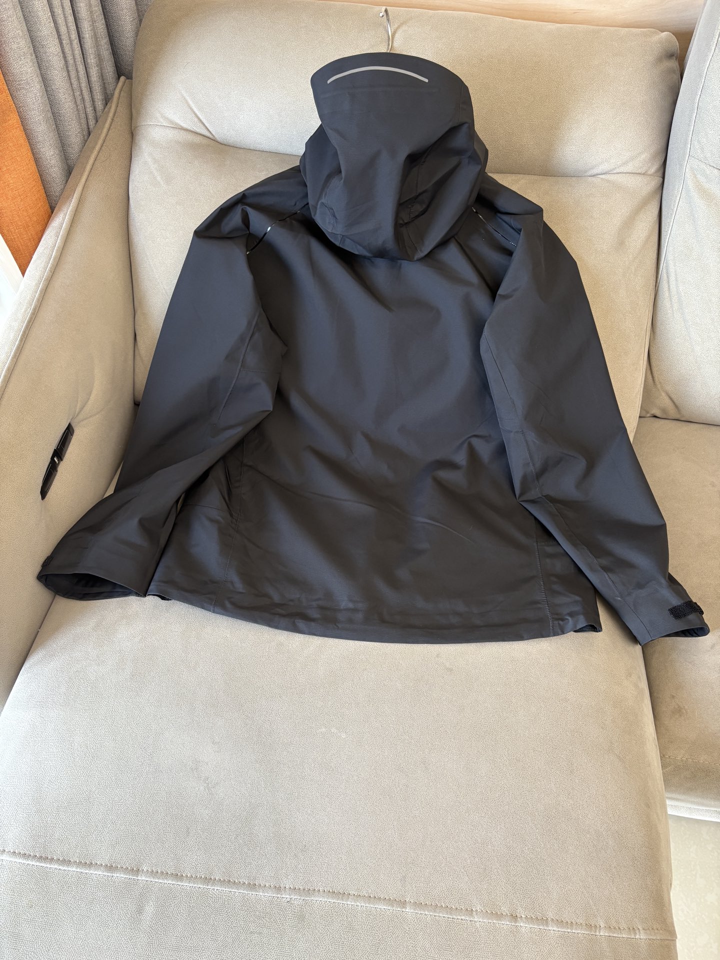 爆款 顶配 Beta SL冲锋衣是一款专为户外探险设计的高性能外套。采用GORE-TEX 面料。具备卓越