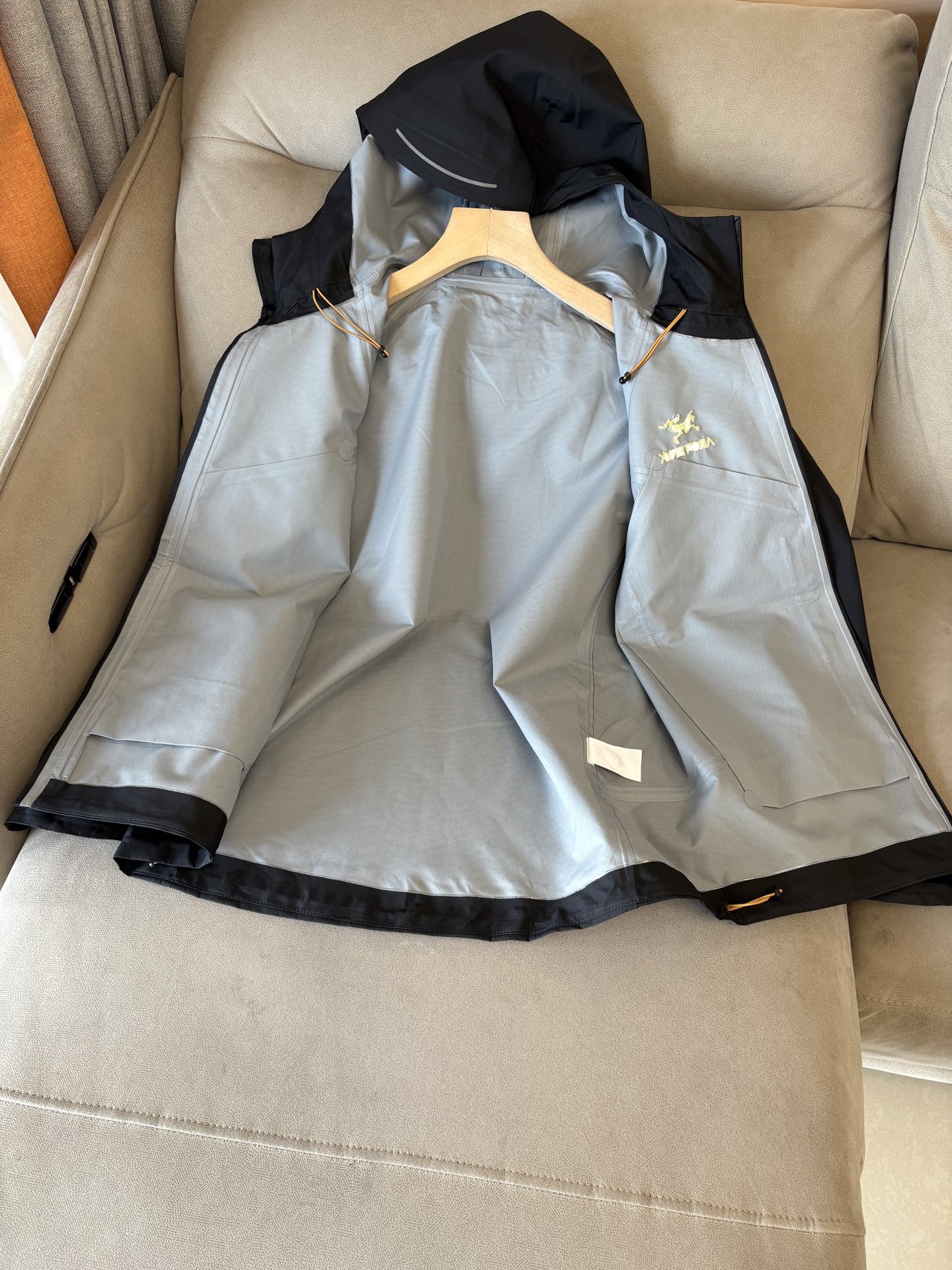 爆款 顶配 Beta SL冲锋衣是一款专为户外探险设计的高性能外套。采用GORE-TEX 面料。具备卓越