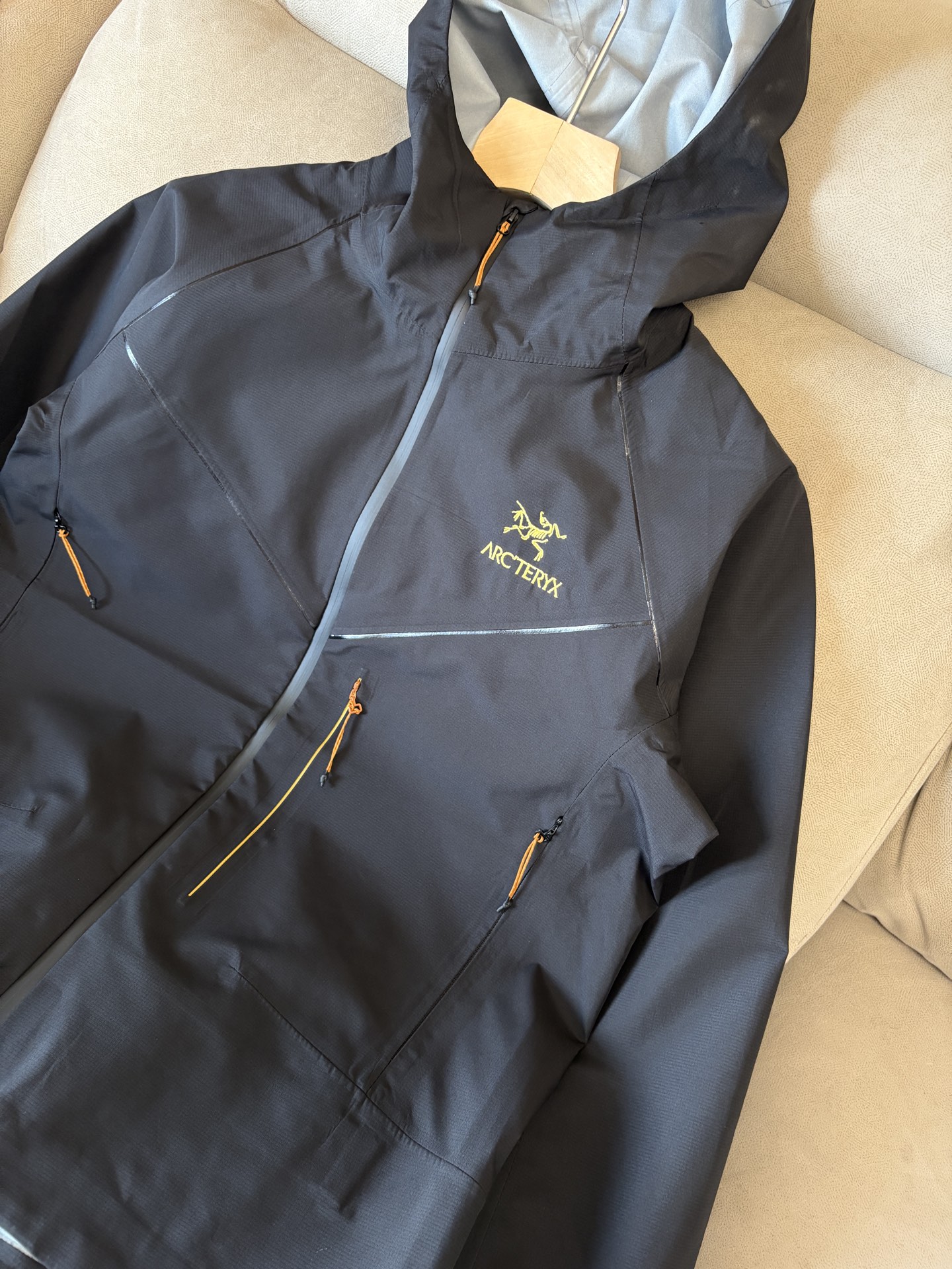 爆款 顶配 Beta SL冲锋衣是一款专为户外探险设计的高性能外套。采用GORE-TEX 面料。具备卓越