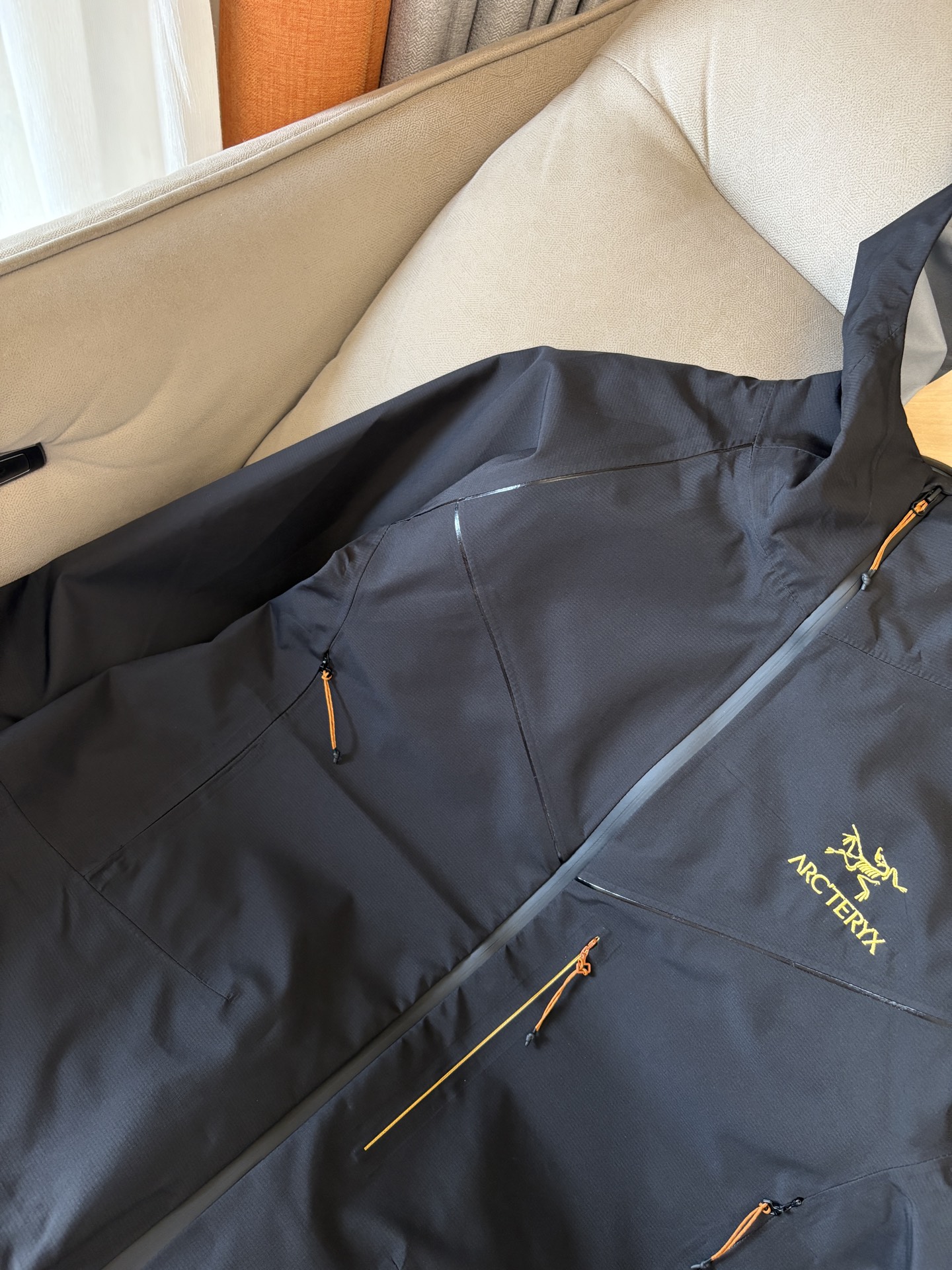 爆款 顶配 Beta SL冲锋衣是一款专为户外探险设计的高性能外套。采用GORE-TEX 面料。具备卓越