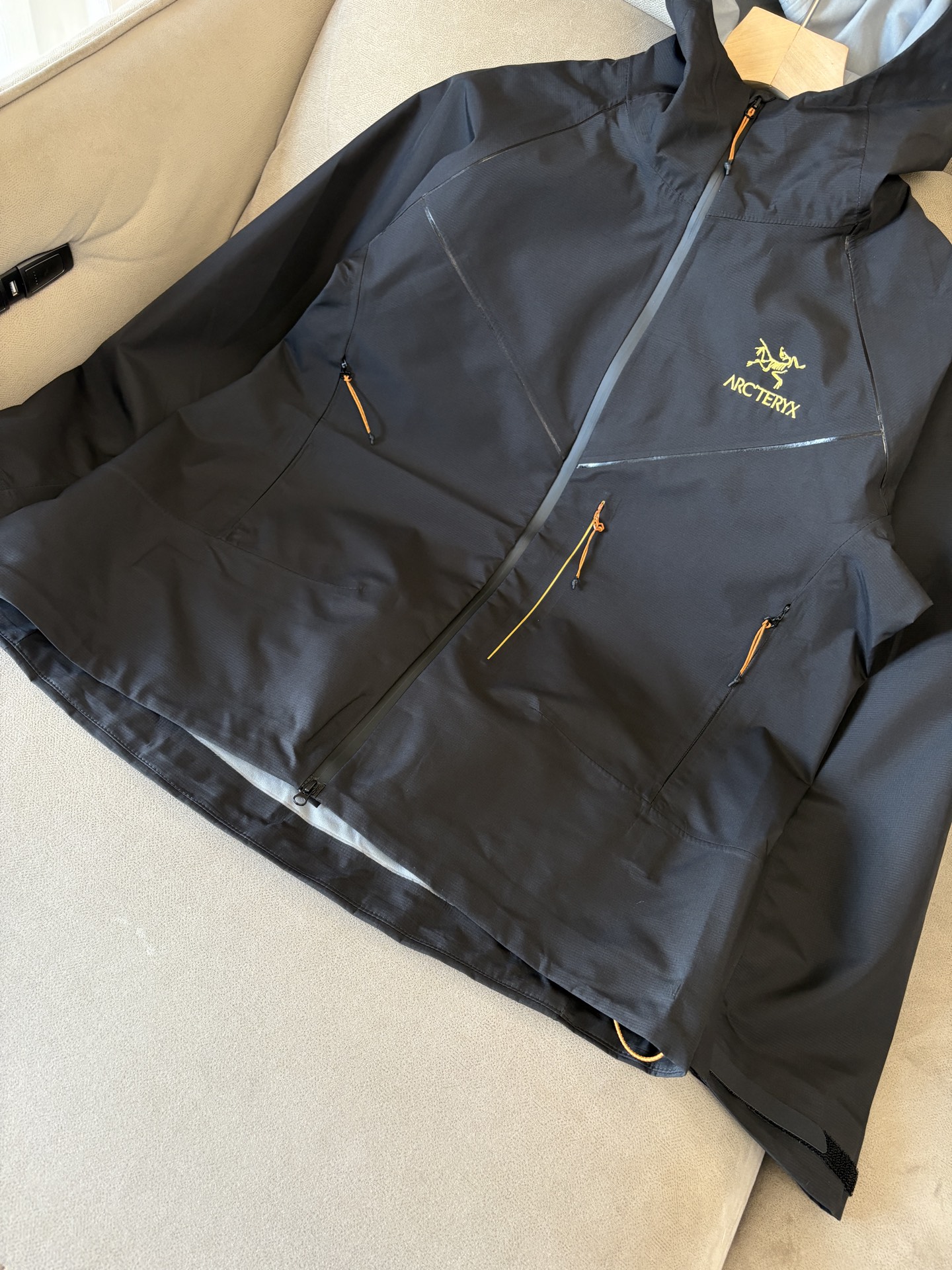 爆款 顶配 Beta SL冲锋衣是一款专为户外探险设计的高性能外套。采用GORE-TEX 面料。具备卓越