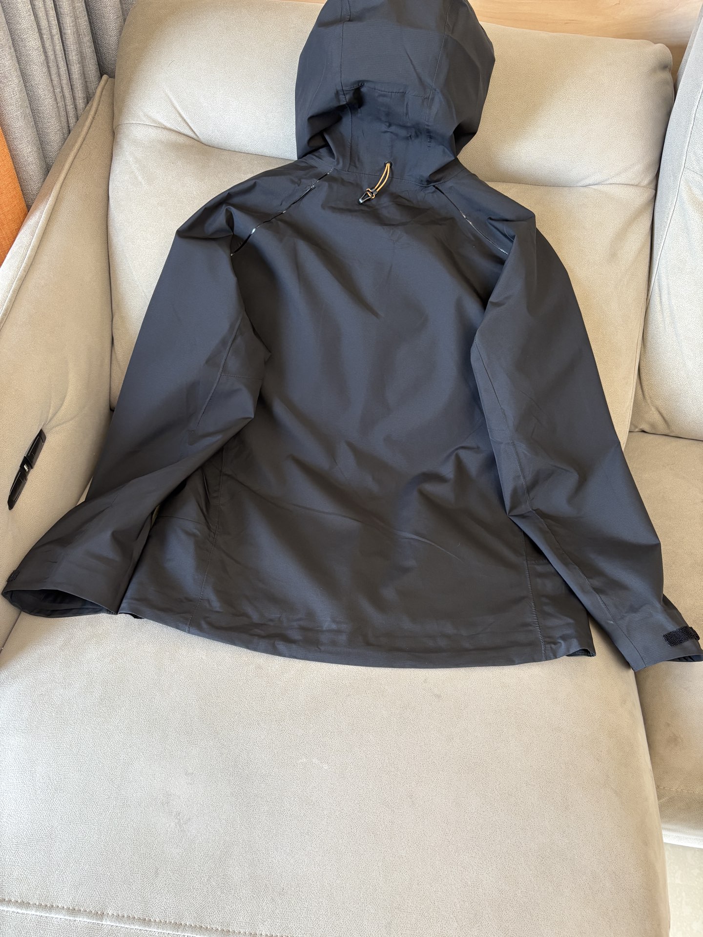 爆款 顶配 Beta SL冲锋衣是一款专为户外探险设计的高性能外套。采用GORE-TEX 面料。具备卓越