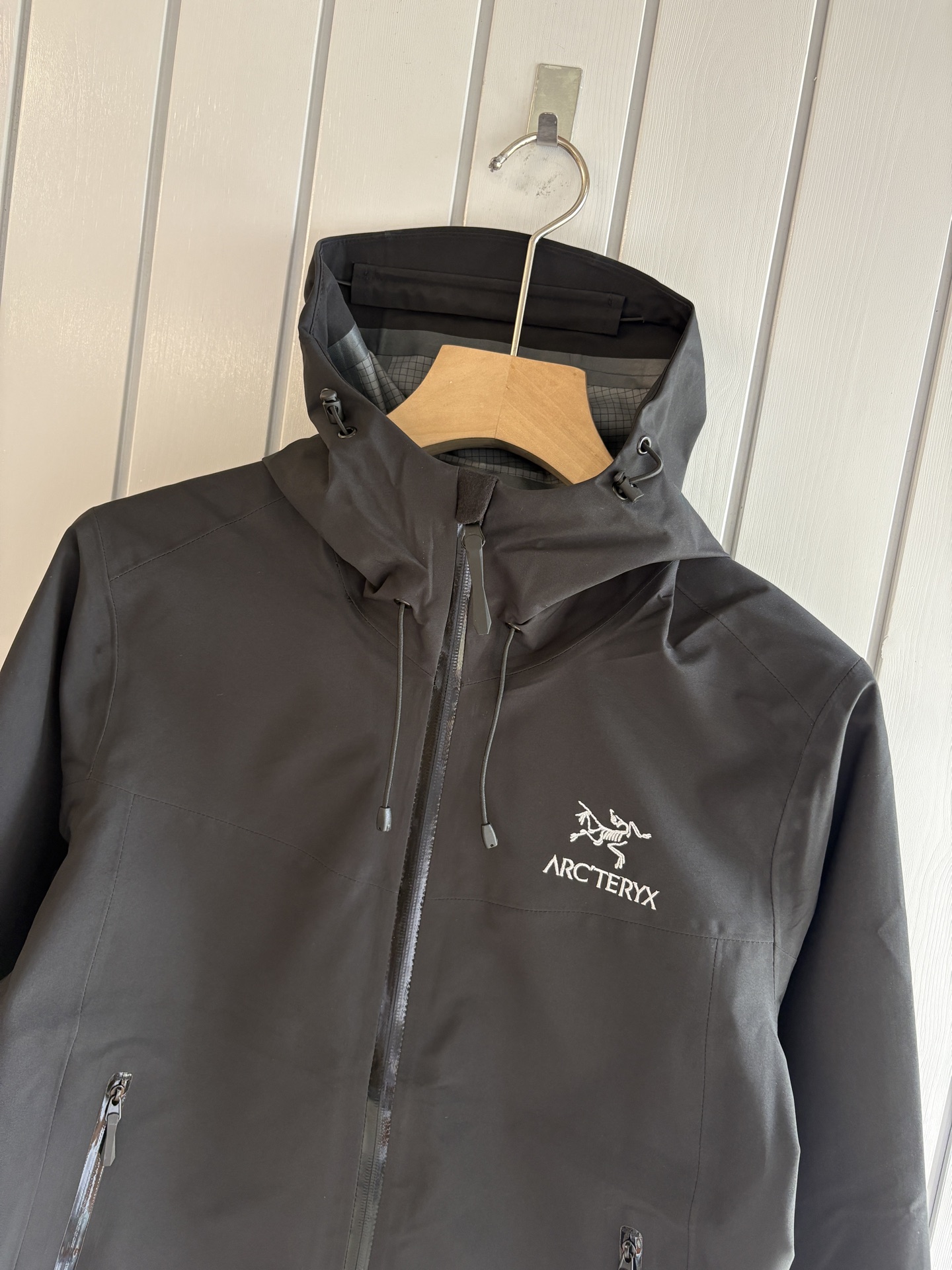 爆款 顶配 Beta SL冲锋衣是一款专为户外探险设计的高性能外套。采用GORE-TEX 面料。具备卓越