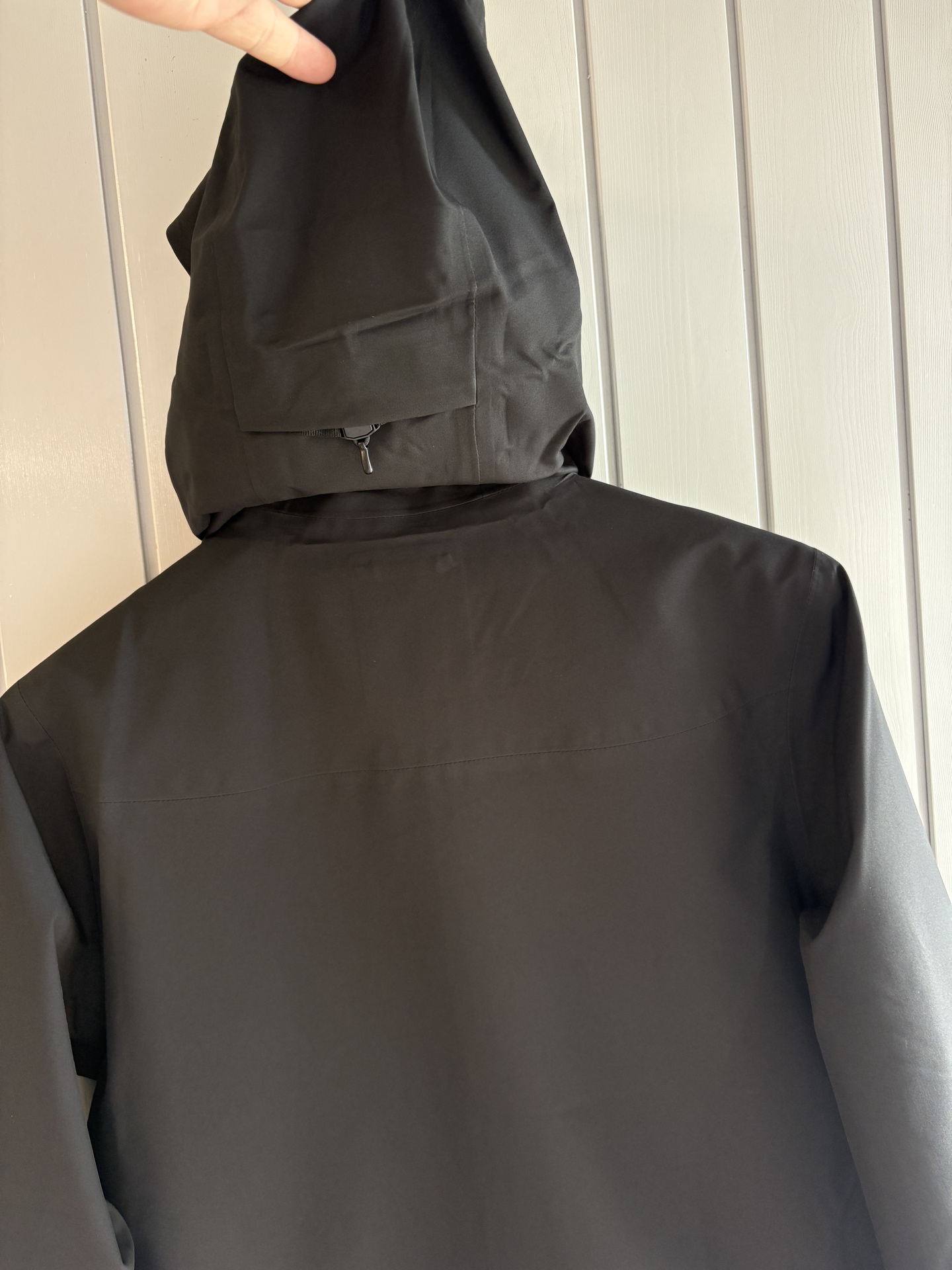 爆款 顶配 Beta SL冲锋衣是一款专为户外探险设计的高性能外套。采用GORE-TEX 面料。具备卓越