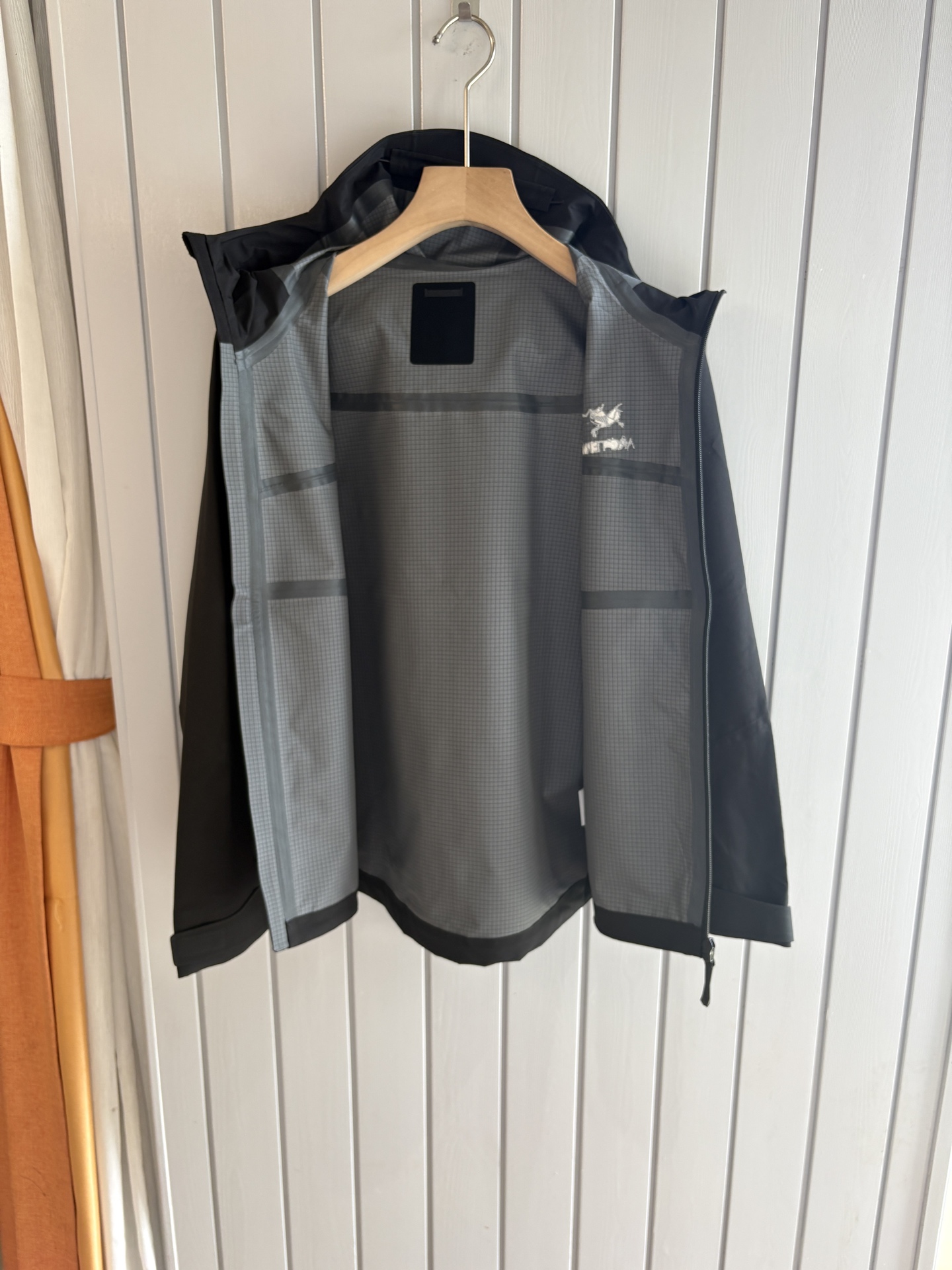 爆款 顶配 Beta SL冲锋衣是一款专为户外探险设计的高性能外套。采用GORE-TEX 面料。具备卓越