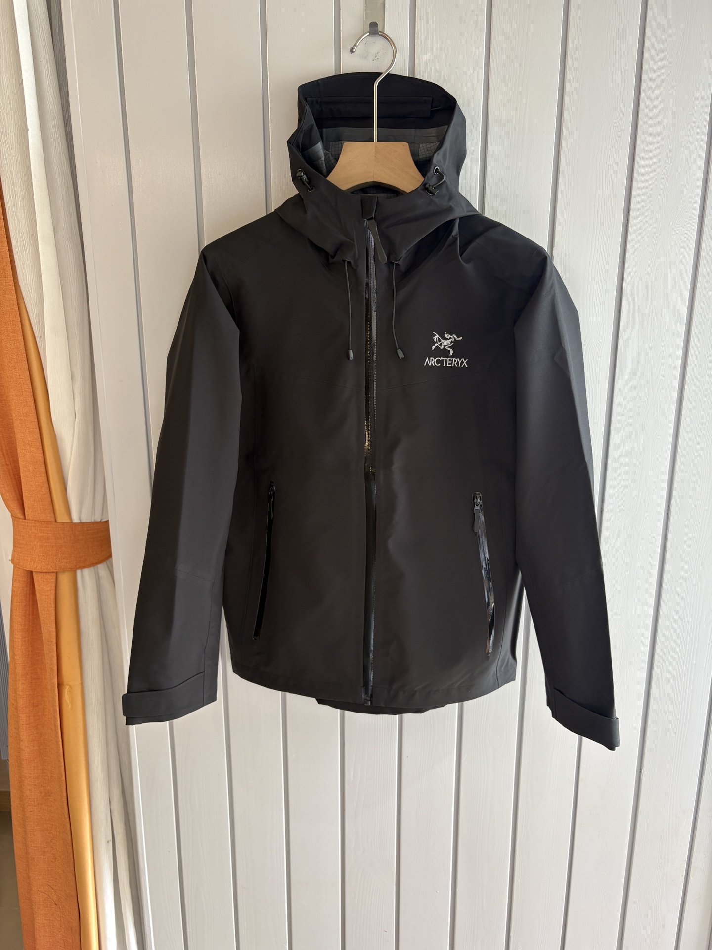 爆款 顶配 Beta SL冲锋衣是一款专为户外探险设计的高性能外套。采用GORE-TEX 面料。具备卓越