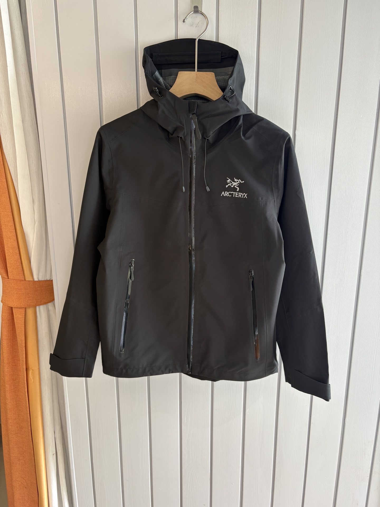 NO:522110,Top-up Beta SL jacket is a high-performance jacket designed for outdoor adventure. It is made of GORE-TEX fabric. It has excellent waterproof and breathable properties to ensure that it remains dry and comfortable in bad weather. Its high-quality design makes it easy to carry and is ideal for long-term hiking and traveling. The new Beta SL color is not only fashionable and eye-catching, but also increases visibility during outdoor activities and improves safety. The unique StormHood hood design provides comprehensive head protection without affecting the field of view. The underarm zipper design enhances breathability and prevents overheating. Whether it is mountaineering, hiking or daily commuting, the Archaeoptera Beta SL Sequoia jacket is an indispensable choice for you. Color black Size M-XXXL, arc'teryx, jackets & coats,hats,alexander  wang19860909爆款 顶配 Beta SL冲锋衣是一款专为户外探险设计的高性能外套. 采用GORE-TEX 面料. 具备卓越的防水透气性能,确保在恶劣天气下依然保持干爽舒适. 其高质量设计使其便于携带,非常适合长时间的徒步和旅行. Beta SL新色不仅时尚亮眼,还增加了户外活动中的可见性,提升安全性.独特的 StormHood帽兜设计,提供全面的头部保护,同时不影响视野. 腋下拉链设计增强了透气性,防止过热.无论是登山、徒步还是日常通勤,始祖鸟Beta SL红杉色冲锋衣都是您不可或缺的理想选择. 颜色黑色 尺码M-XXXL,arc'teryx,jackets & coats,hats,alexander wang,Men's clothing