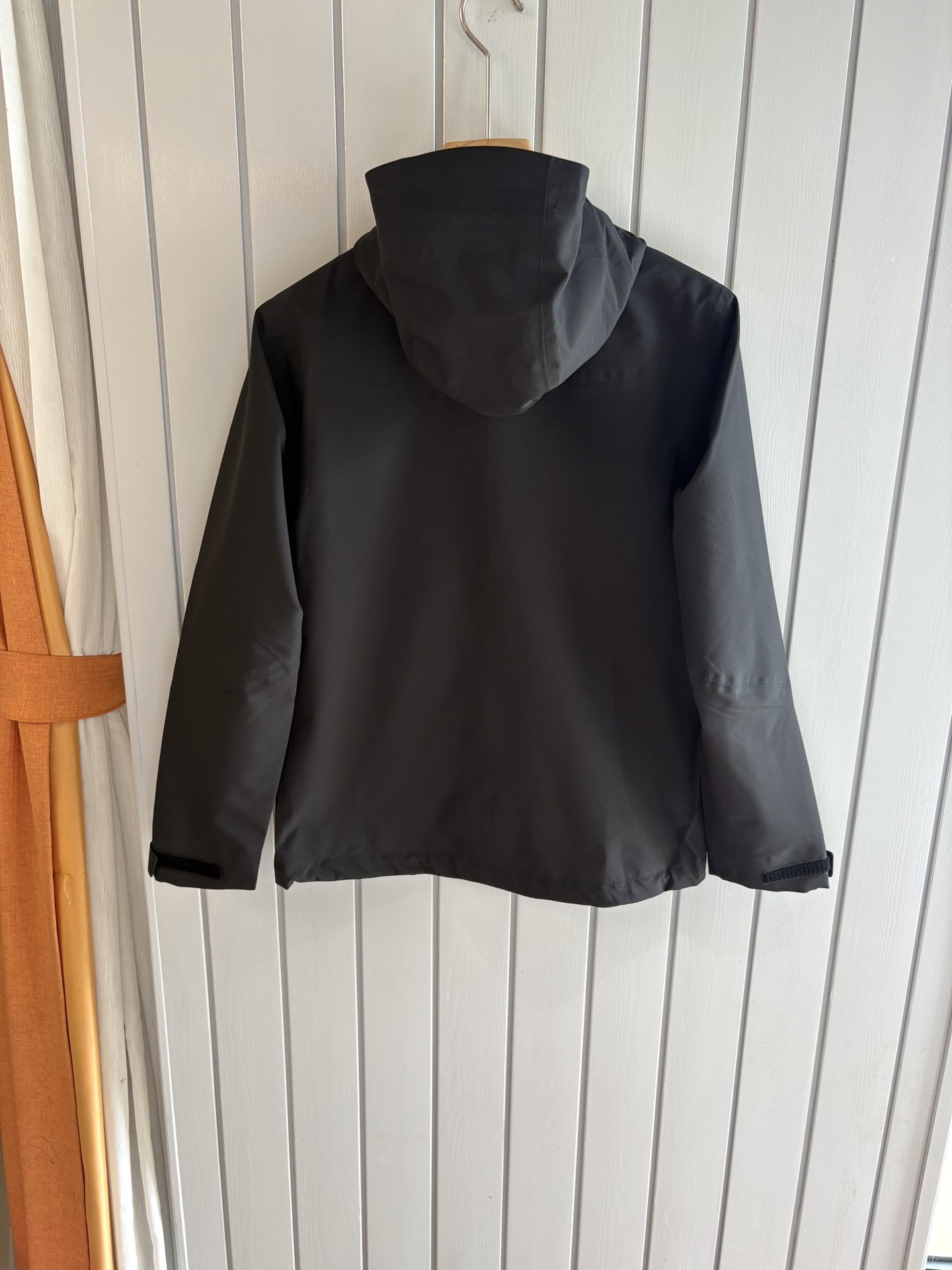 爆款 顶配 Beta SL冲锋衣是一款专为户外探险设计的高性能外套。采用GORE-TEX 面料。具备卓越