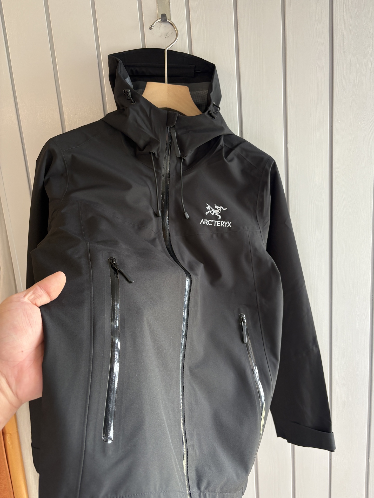 爆款 顶配 Beta SL冲锋衣是一款专为户外探险设计的高性能外套。采用GORE-TEX 面料。具备卓越