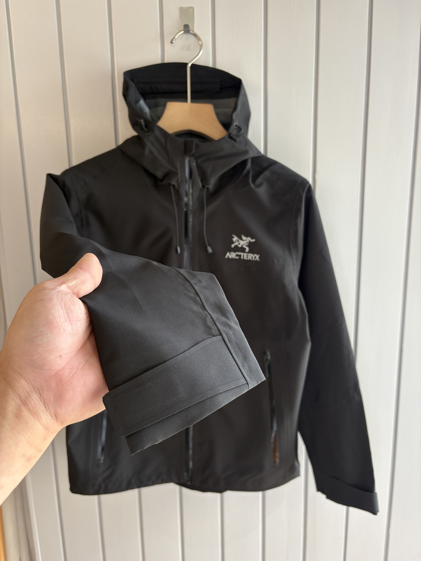 爆款 顶配 Beta SL冲锋衣是一款专为户外探险设计的高性能外套。采用GORE-TEX 面料。具备卓越