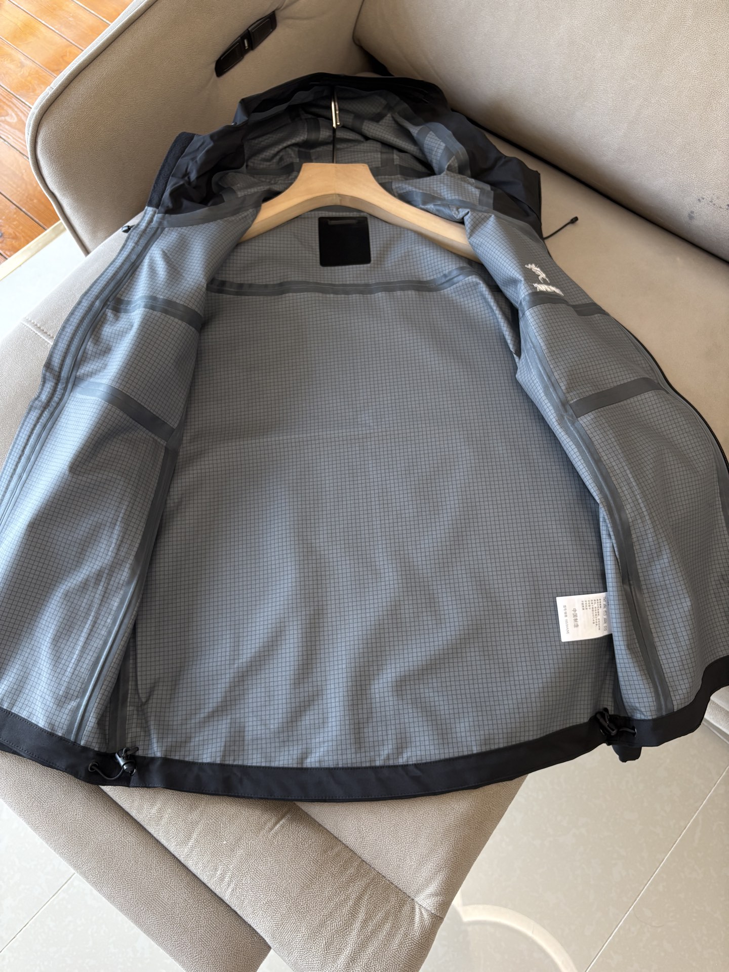 爆款 顶配 Beta SL冲锋衣是一款专为户外探险设计的高性能外套。采用GORE-TEX 面料。具备卓越