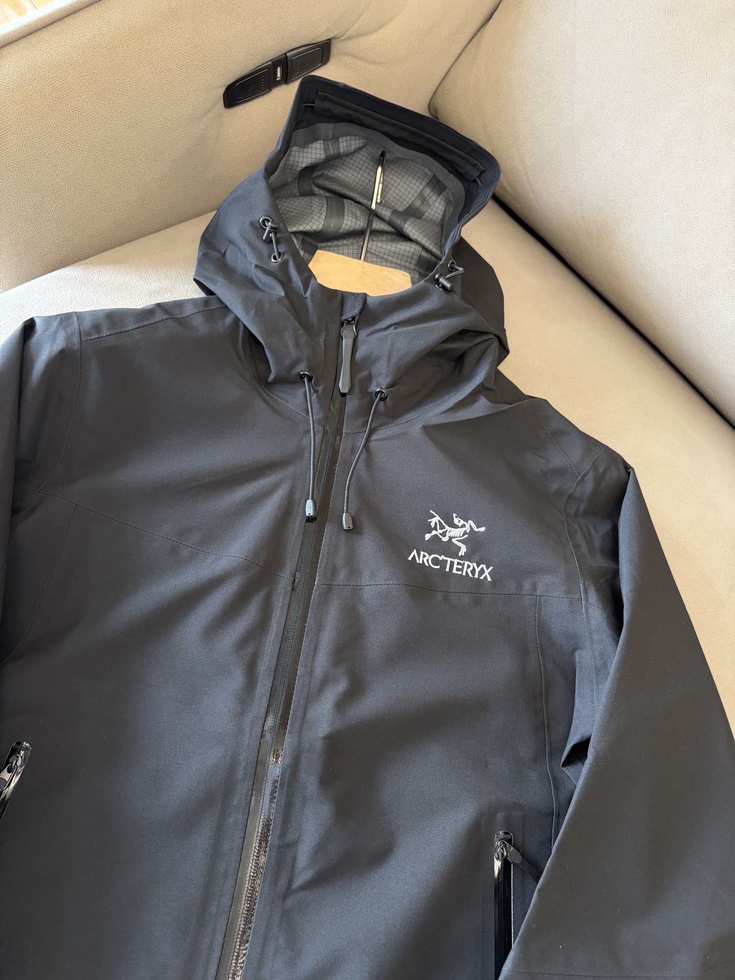 爆款 顶配 Beta SL冲锋衣是一款专为户外探险设计的高性能外套。采用GORE-TEX 面料。具备卓越