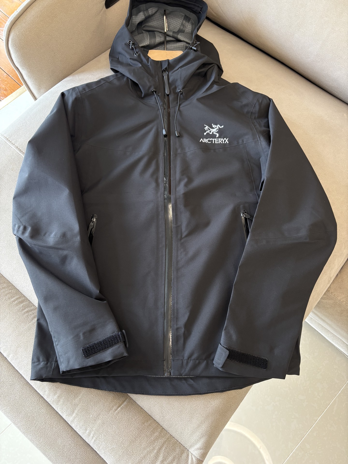 NO:531206,Top-up Beta SL jacket is a high-performance jacket designed for outdoor adventure. It is made of GORE-TEX fabric. It has excellent waterproof and breathable properties to ensure that it remains dry and comfortable in bad weather. Its high-quality design makes it easy to carry and is ideal for long-term hiking and traveling. The new Beta SL color is not only fashionable and eye-catching, but also increases visibility during outdoor activities and improves safety. The unique StormHood hood design provides comprehensive head protection without affecting the field of view. The underarm zipper design enhances breathability and prevents overheating. Whether it is mountaineering, hiking or daily commuting, the Archaeoptera Beta SL Sequoia jacket is an indispensable choice for you. Color black Size M-XXXL, arc'teryx, jackets & coats,hats,alexander  wang19860909爆款 顶配 Beta SL冲锋衣是一款专为户外探险设计的高性能外套. 采用GORE-TEX 面料. 具备卓越的防水透气性能,确保在恶劣天气下依然保持干爽舒适. 其高质量设计使其便于携带,非常适合长时间的徒步和旅行. Beta SL新色不仅时尚亮眼,还增加了户外活动中的可见性,提升安全性.独特的 StormHood帽兜设计,提供全面的头部保护,同时不影响视野. 腋下拉链设计增强了透气性,防止过热.无论是登山、徒步还是日常通勤,始祖鸟Beta SL红杉色冲锋衣都是您不可或缺的理想选择. 颜色黑色 尺码M-XXXL,arc'teryx,jackets & coats,hats,alexander wang,Men's clothing