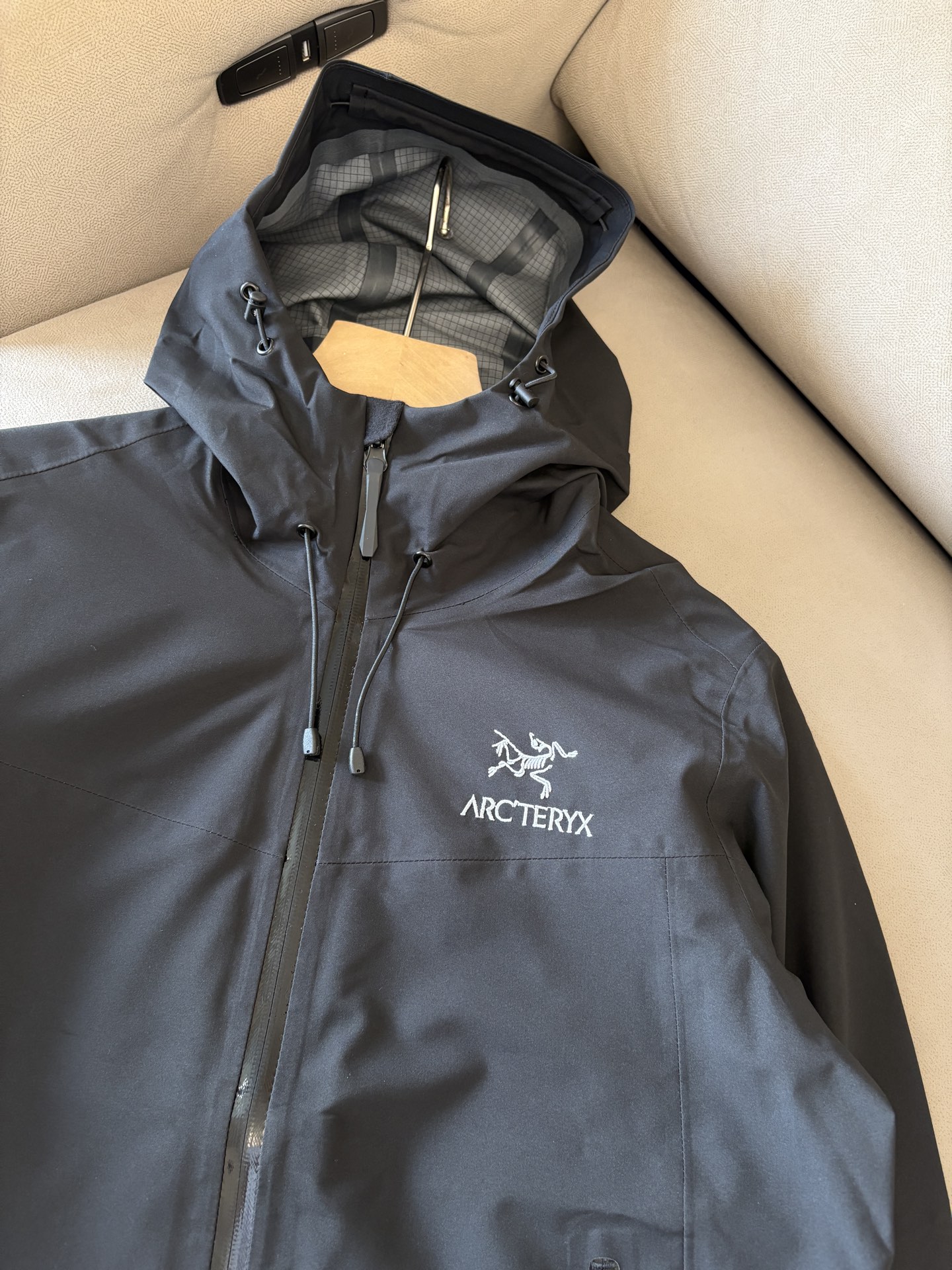 爆款 顶配 Beta SL冲锋衣是一款专为户外探险设计的高性能外套。采用GORE-TEX 面料。具备卓越