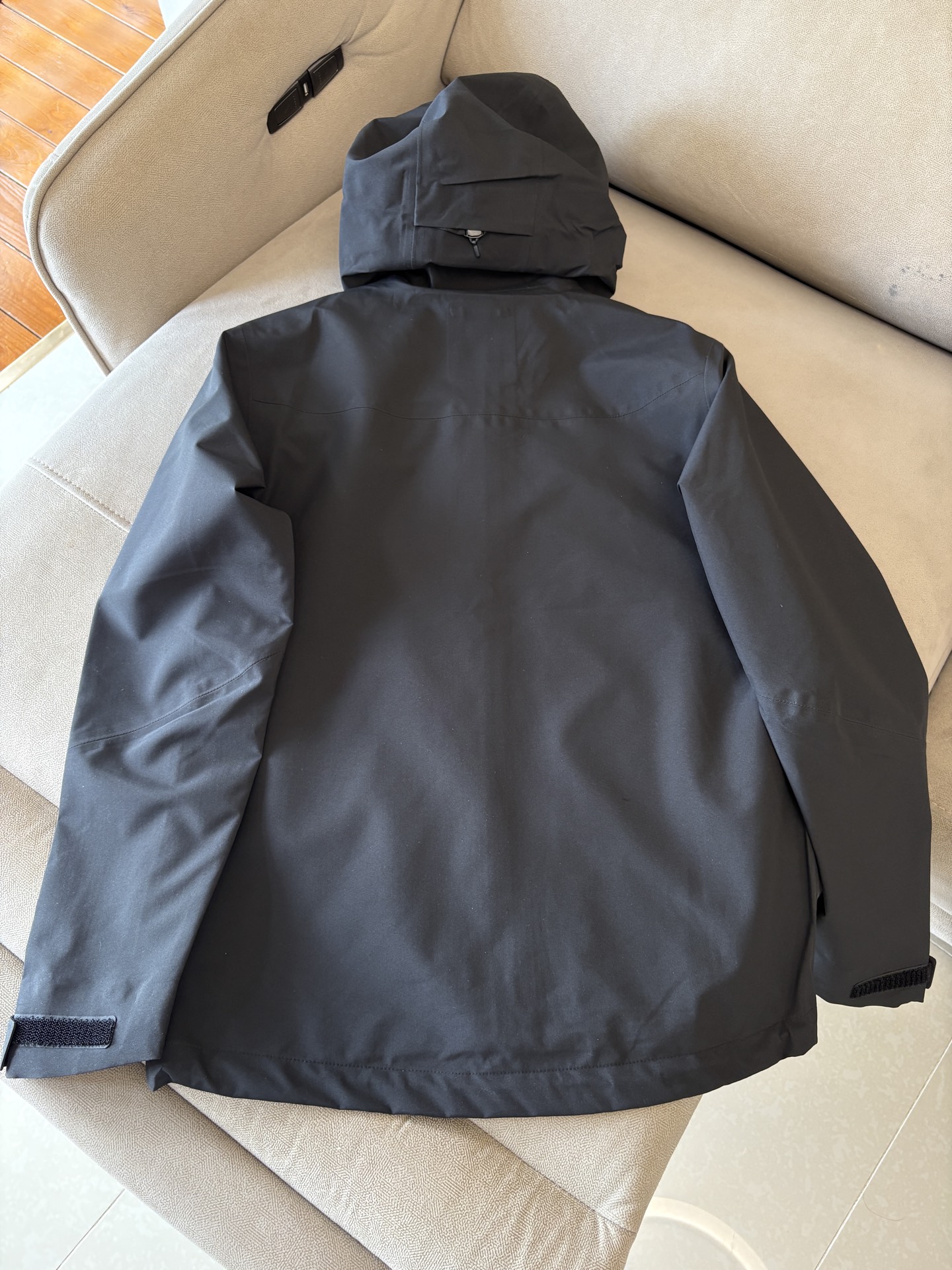 爆款 顶配 Beta SL冲锋衣是一款专为户外探险设计的高性能外套。采用GORE-TEX 面料。具备卓越