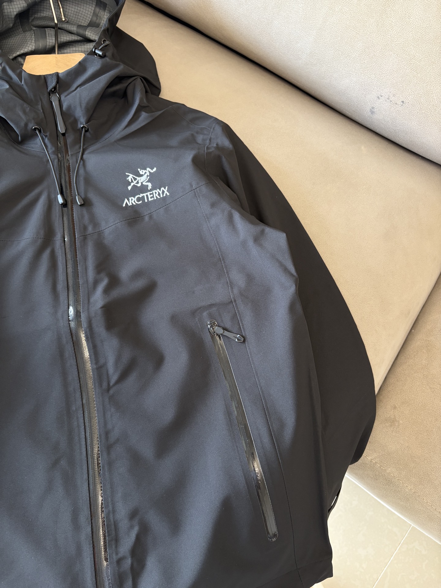 爆款 顶配 Beta SL冲锋衣是一款专为户外探险设计的高性能外套。采用GORE-TEX 面料。具备卓越