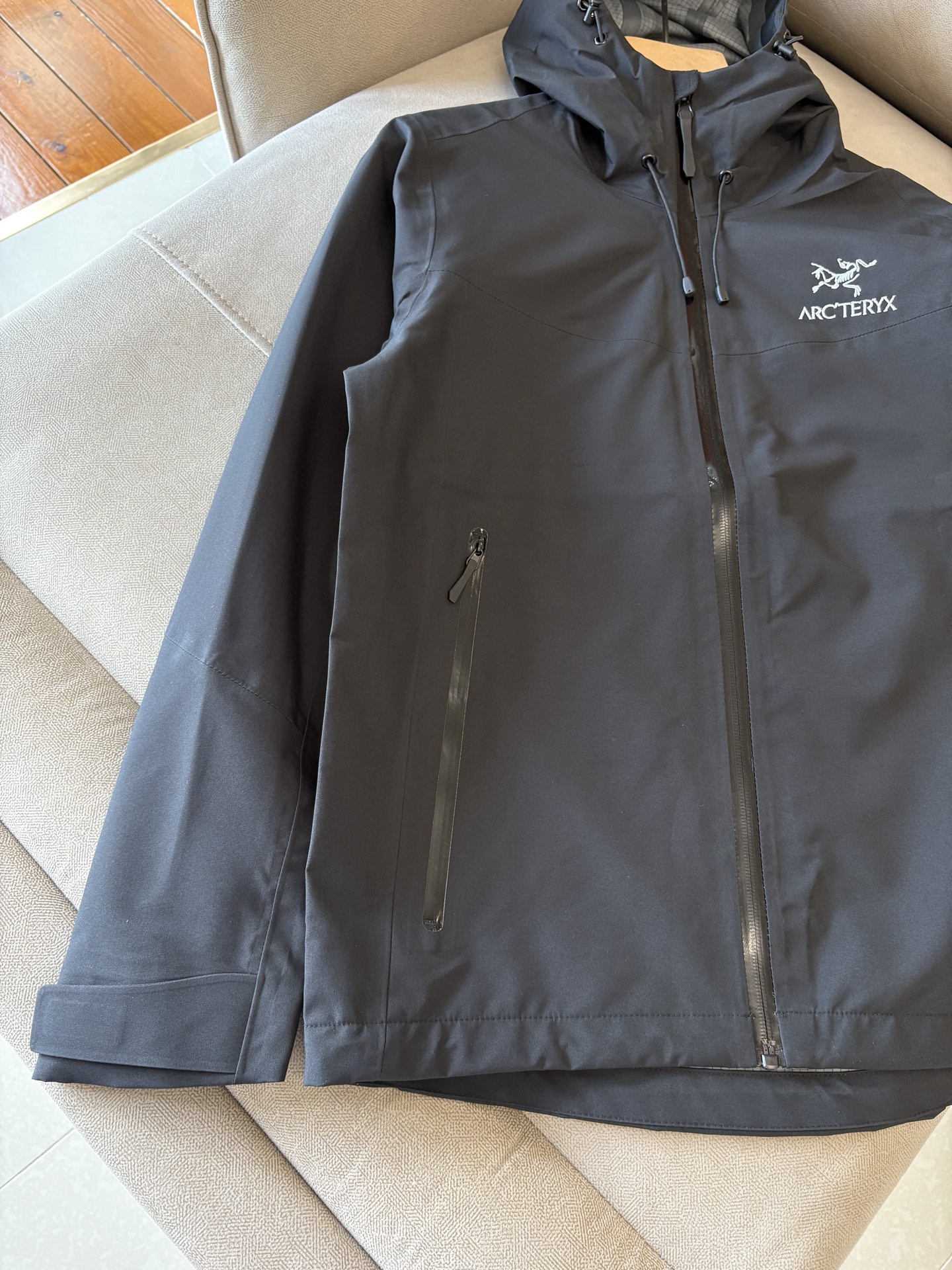 爆款 顶配 Beta SL冲锋衣是一款专为户外探险设计的高性能外套。采用GORE-TEX 面料。具备卓越