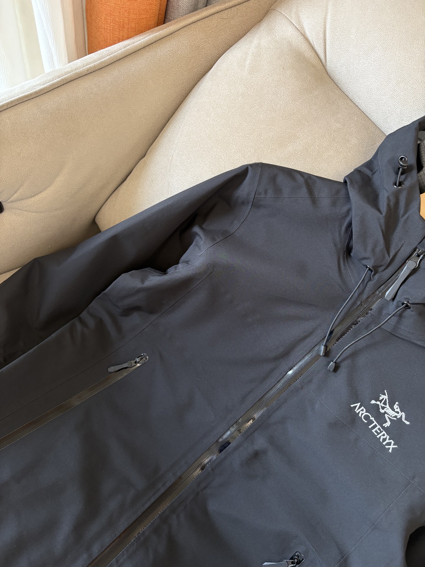 爆款 顶配 Beta SL冲锋衣是一款专为户外探险设计的高性能外套。采用GORE-TEX 面料。具备卓越