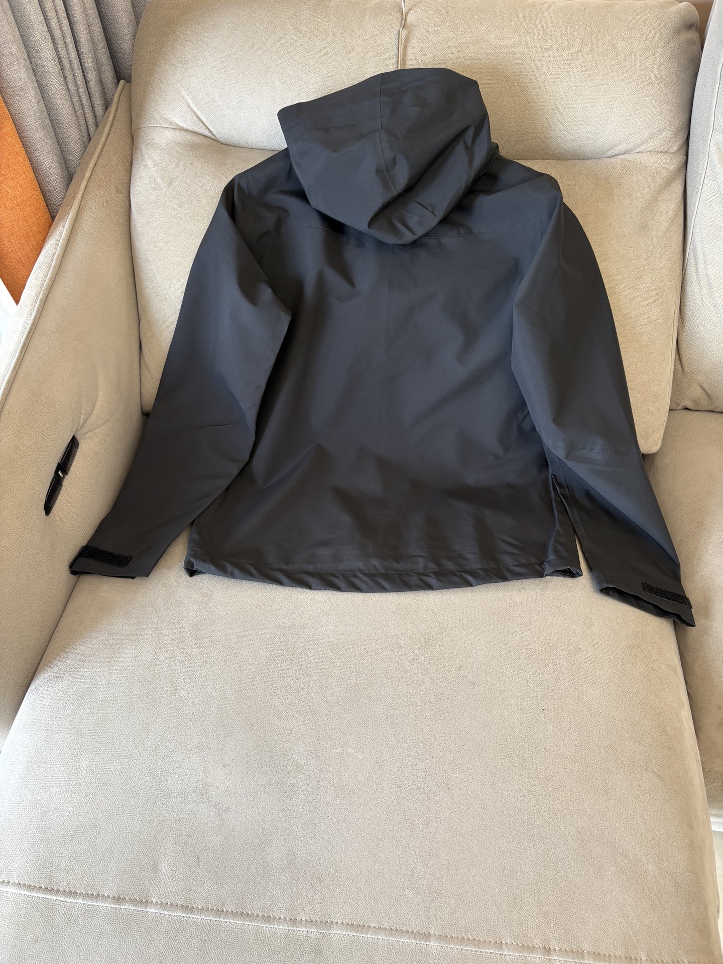 爆款 顶配 Beta SL冲锋衣是一款专为户外探险设计的高性能外套。采用GORE-TEX 面料。具备卓越