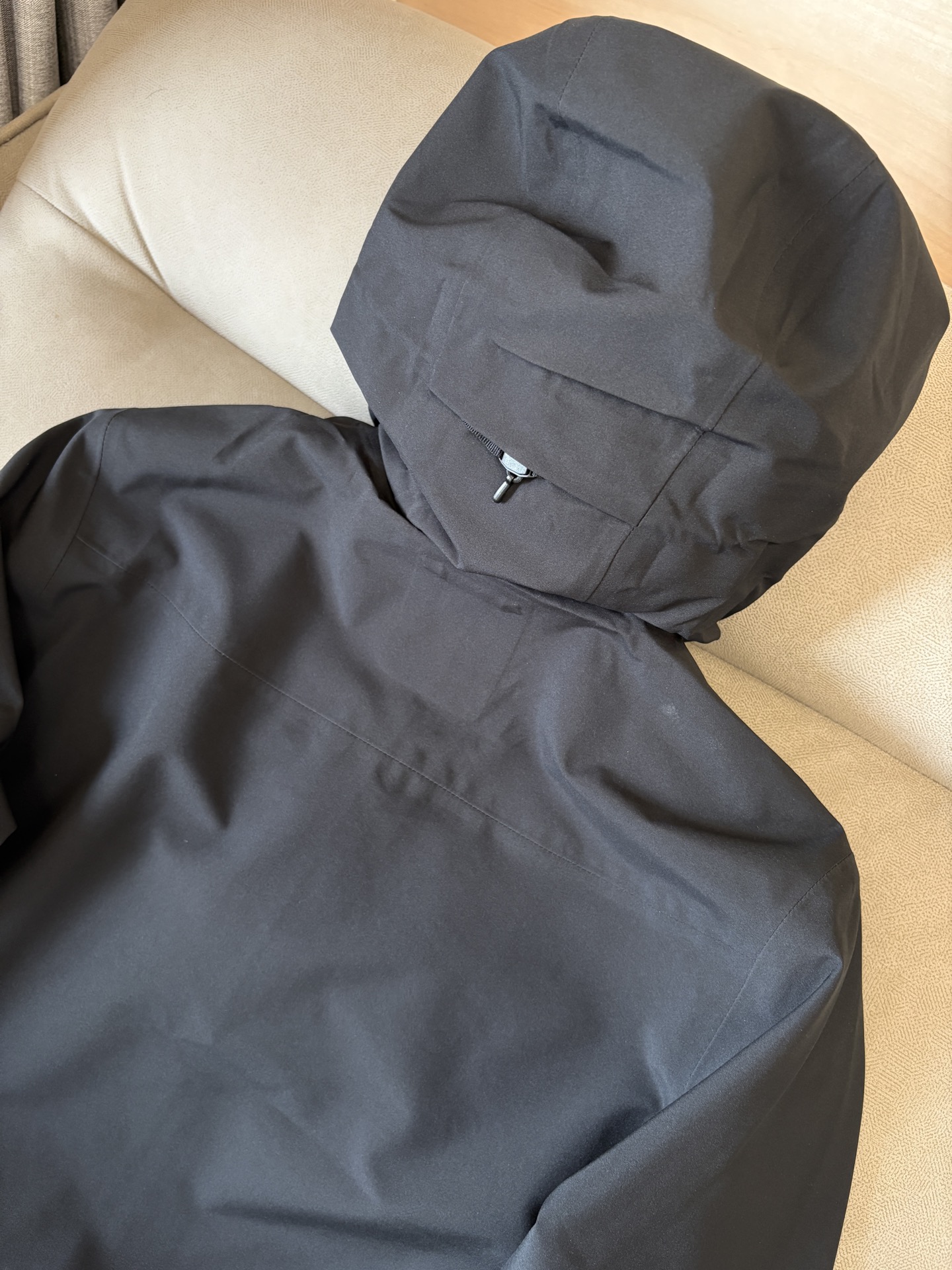 爆款 顶配 Beta SL冲锋衣是一款专为户外探险设计的高性能外套。采用GORE-TEX 面料。具备卓越