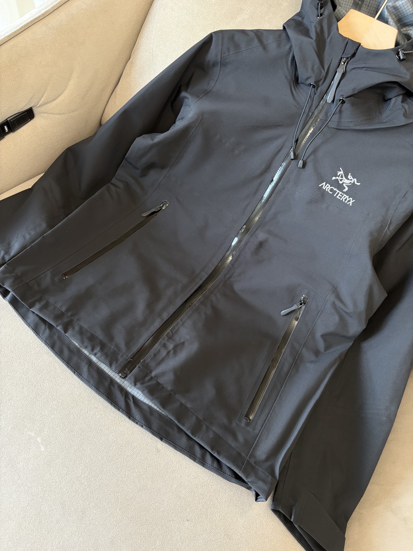 爆款 顶配 Beta SL冲锋衣是一款专为户外探险设计的高性能外套。采用GORE-TEX 面料。具备卓越