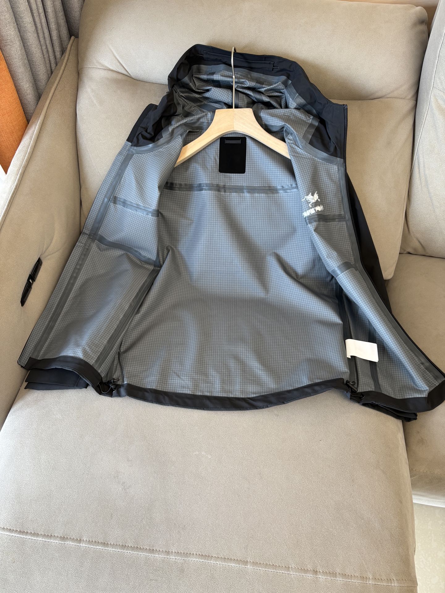 爆款 顶配 Beta SL冲锋衣是一款专为户外探险设计的高性能外套。采用GORE-TEX 面料。具备卓越